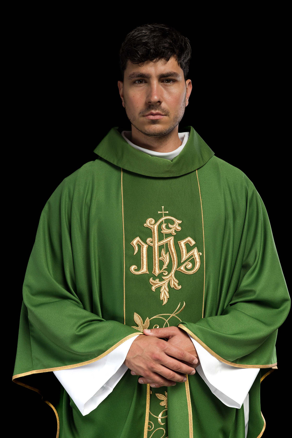 Chasuble liturgique verte avec ceinture richement décorée d'un motif floral et d'un IHS