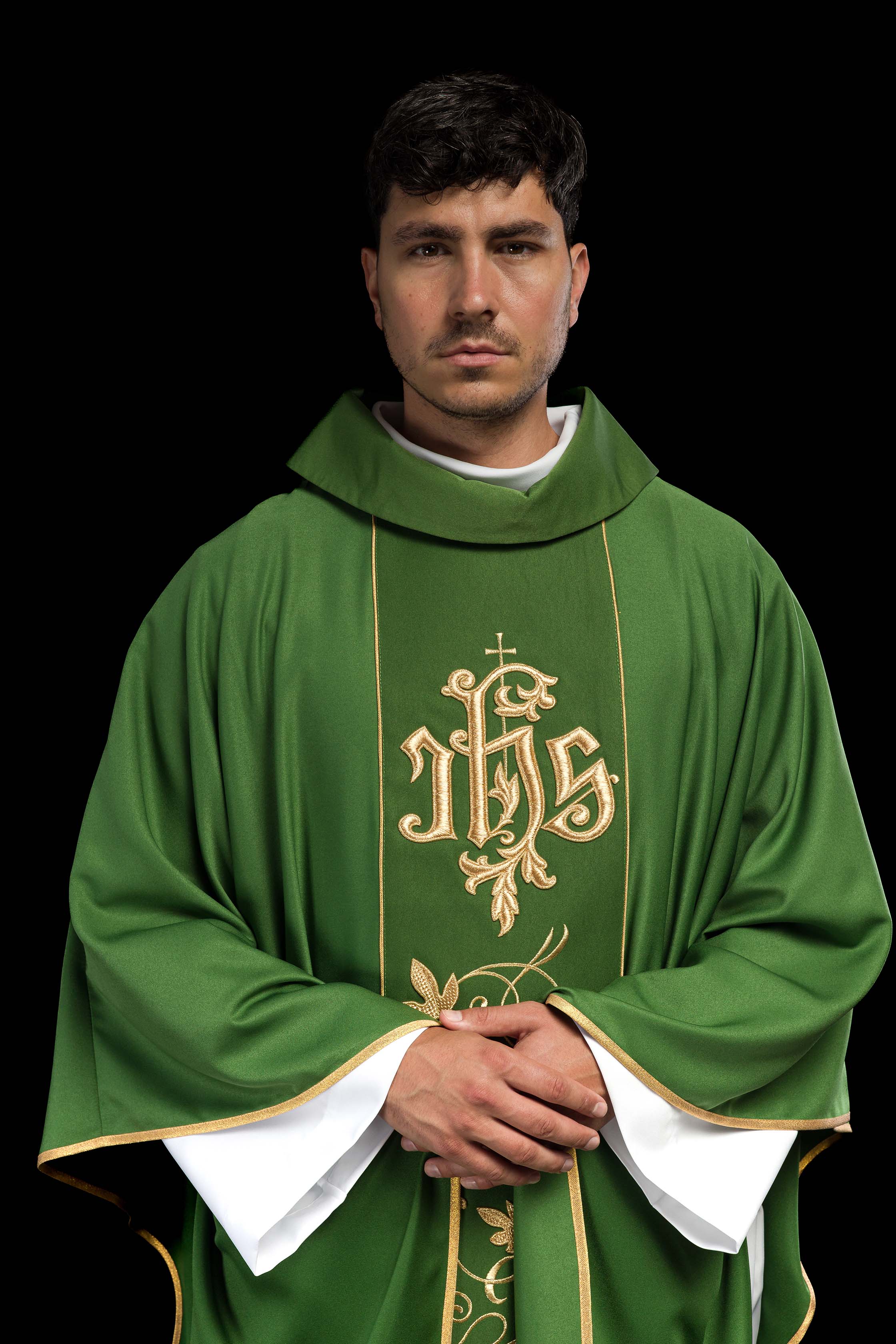 Chasuble liturgique verte avec ceinture richement décorée d'un motif floral et d'un IHS