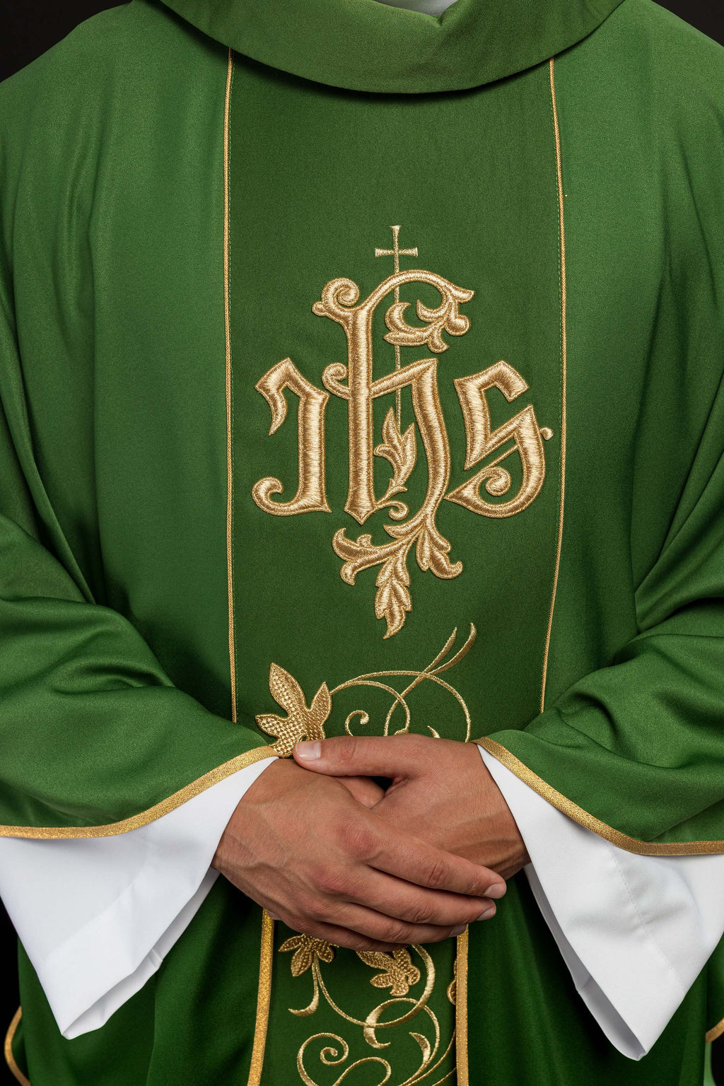 Chasuble liturgique verte avec ceinture richement décorée d'un motif floral et d'un IHS