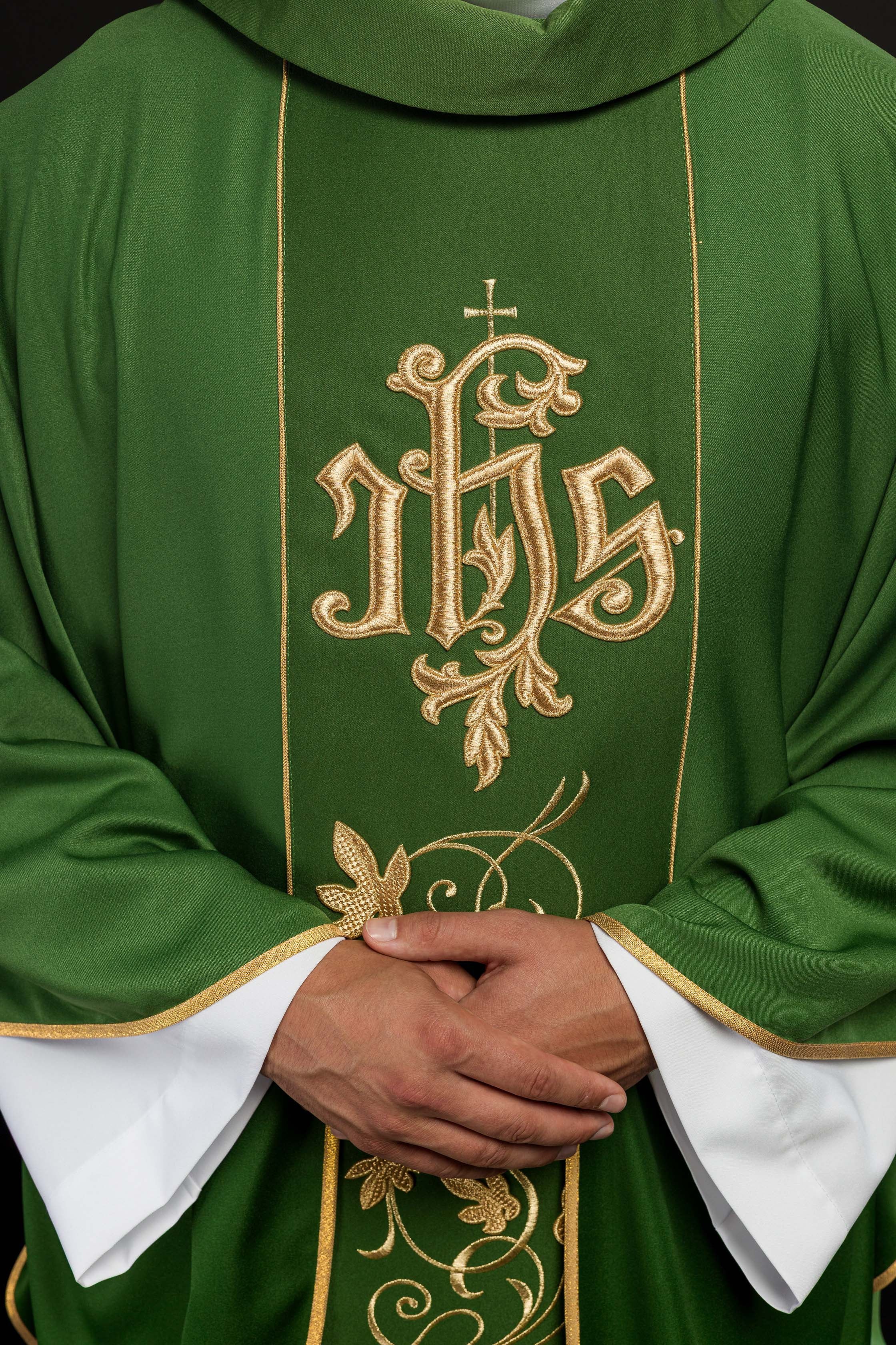 Chasuble liturgique verte avec ceinture richement décorée d'un motif floral et d'un IHS