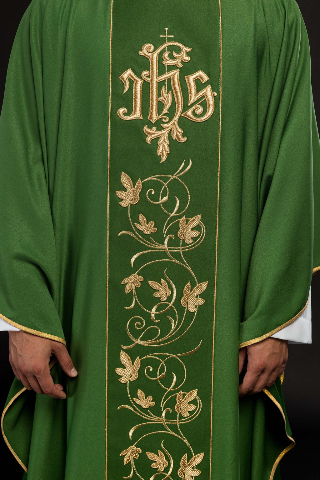 Chasuble liturgique verte avec ceinture richement décorée d'un motif floral et d'un IHS