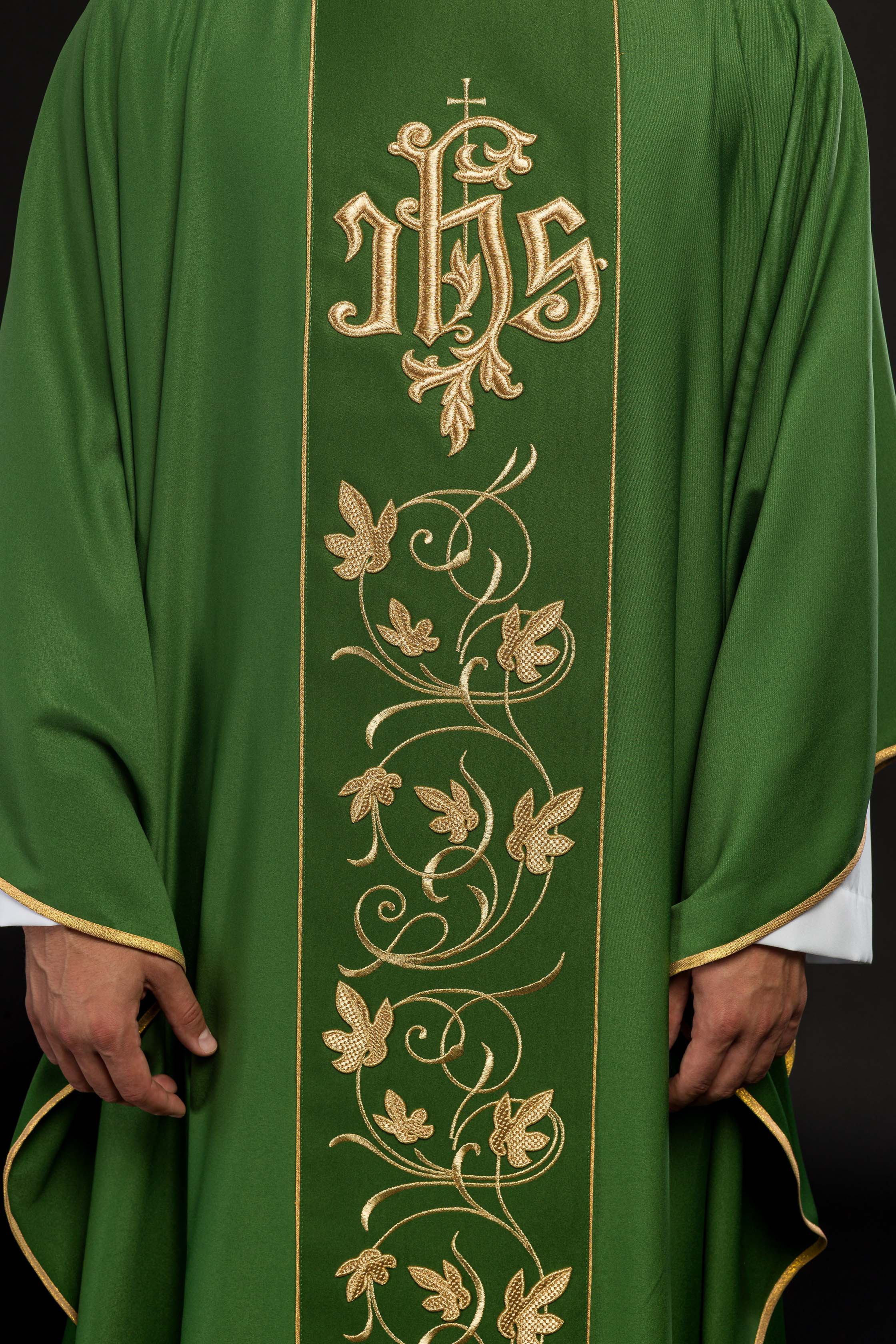 Chasuble liturgique verte avec ceinture richement décorée d'un motif floral et d'un IHS
