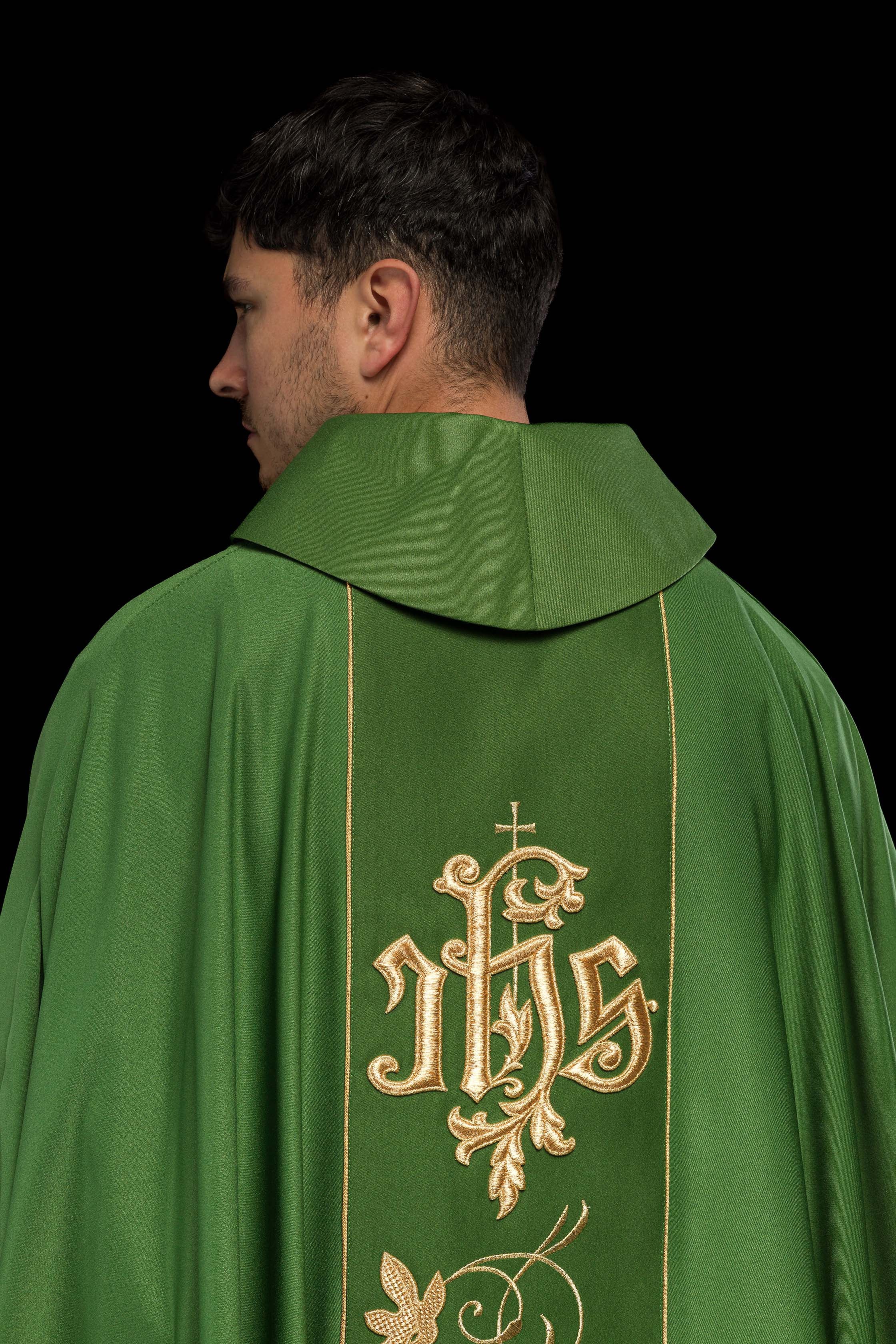 Chasuble liturgique verte avec ceinture richement décorée d'un motif floral et d'un IHS