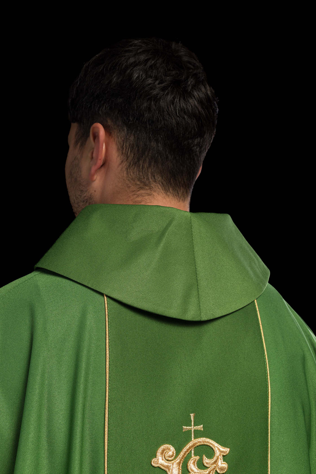 Chasuble liturgique verte avec ceinture richement décorée d'un motif floral et d'un IHS