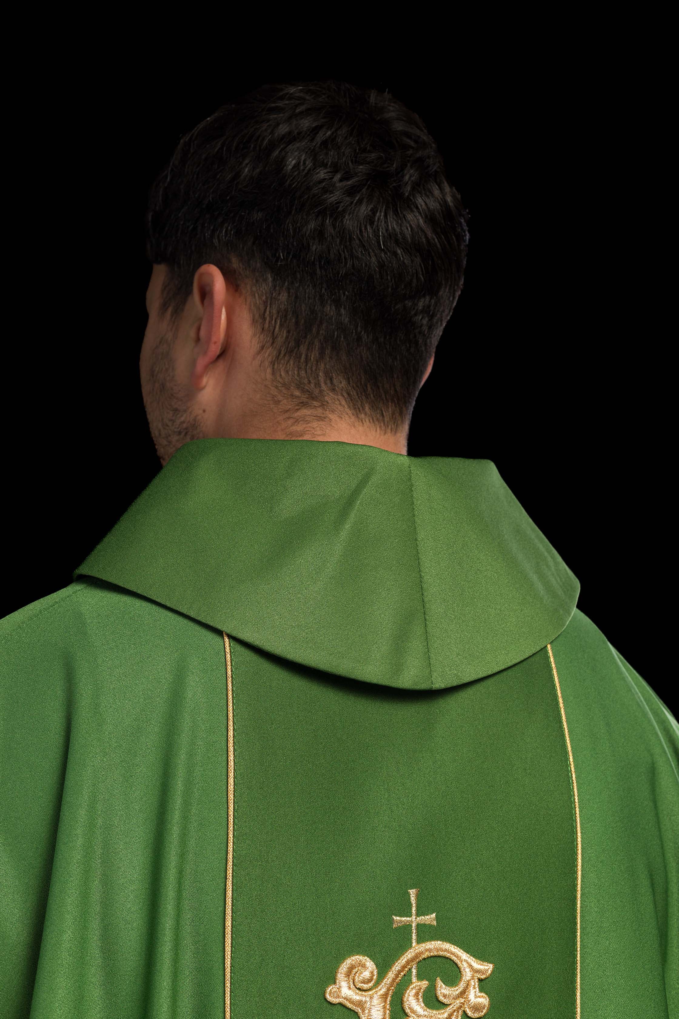 Chasuble liturgique verte avec ceinture richement décorée d'un motif floral et d'un IHS