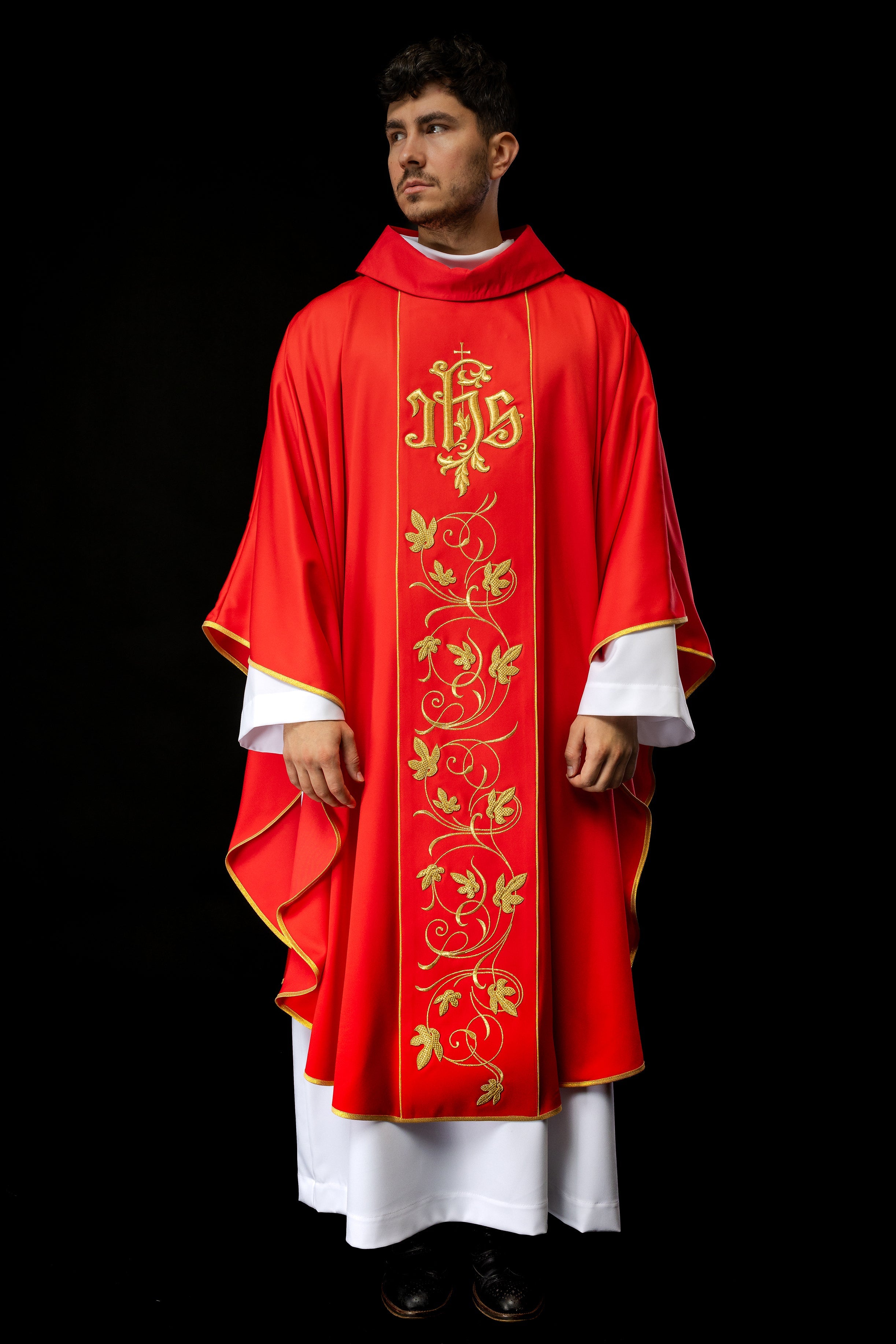 Chasuble liturgique rouge avec ceinture richement décorée d'un motif floral et d'un IHS