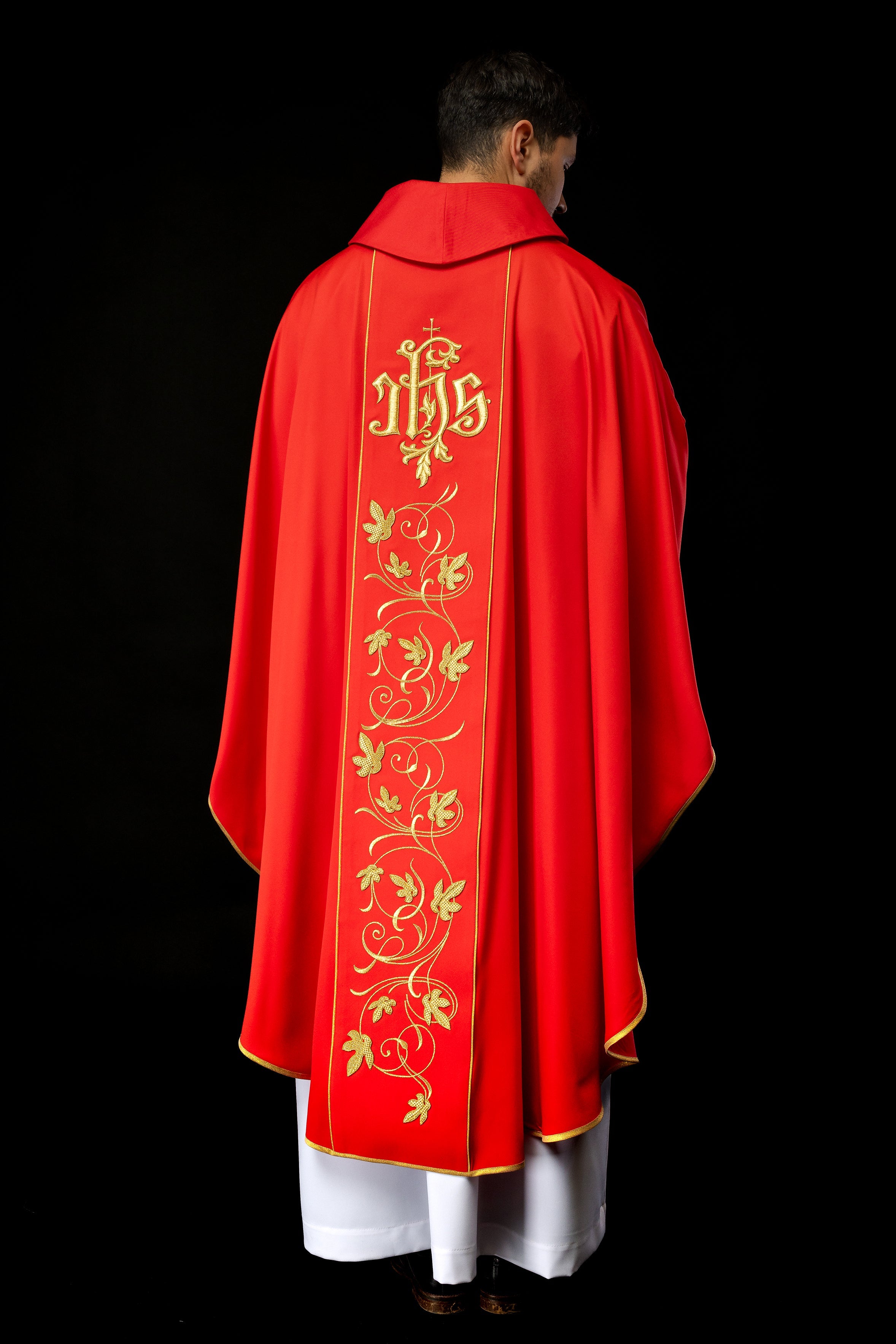 Chasuble liturgique rouge avec ceinture richement décorée d'un motif floral et d'un IHS