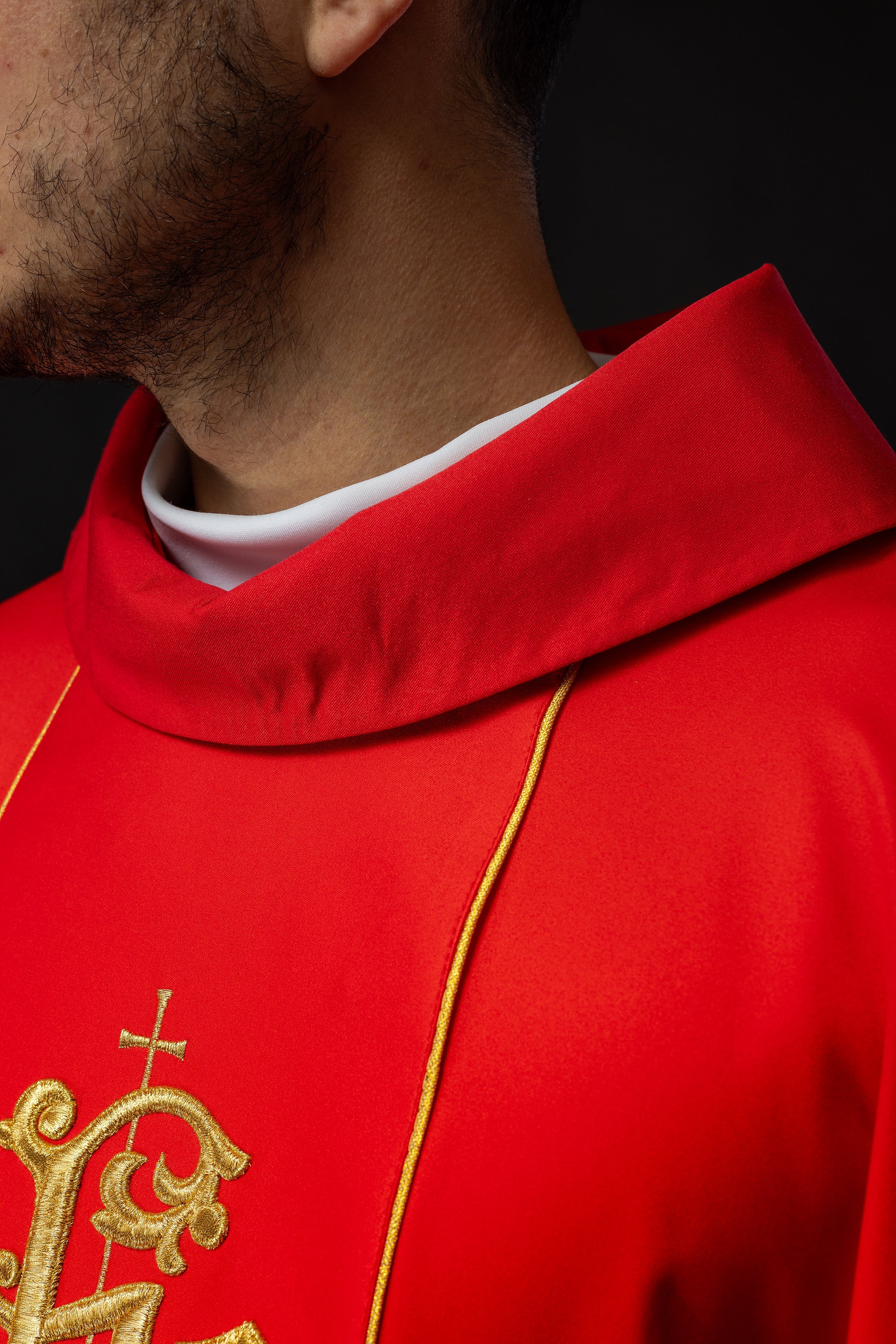 Chasuble liturgique rouge avec ceinture richement décorée d'un motif floral et d'un IHS