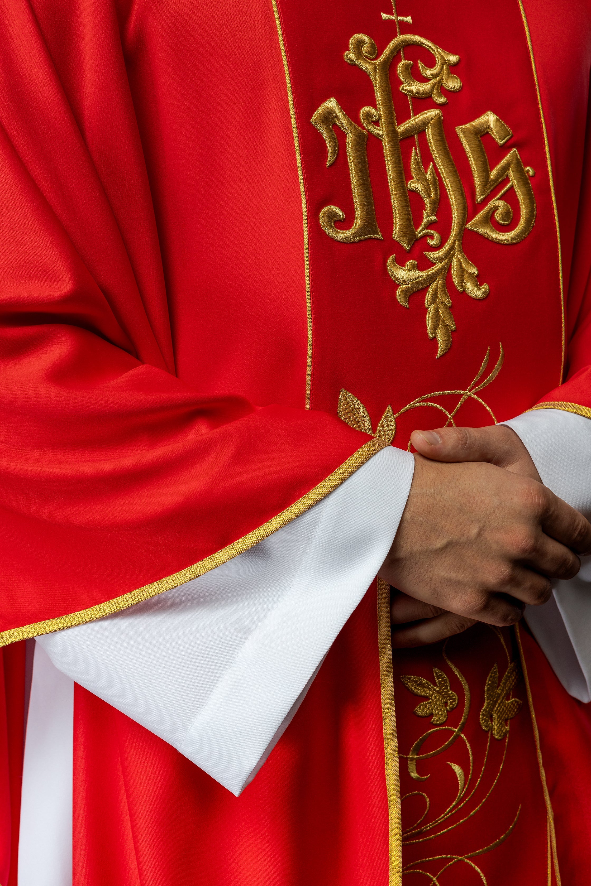 Chasuble liturgique rouge avec ceinture richement décorée d'un motif floral et d'un IHS