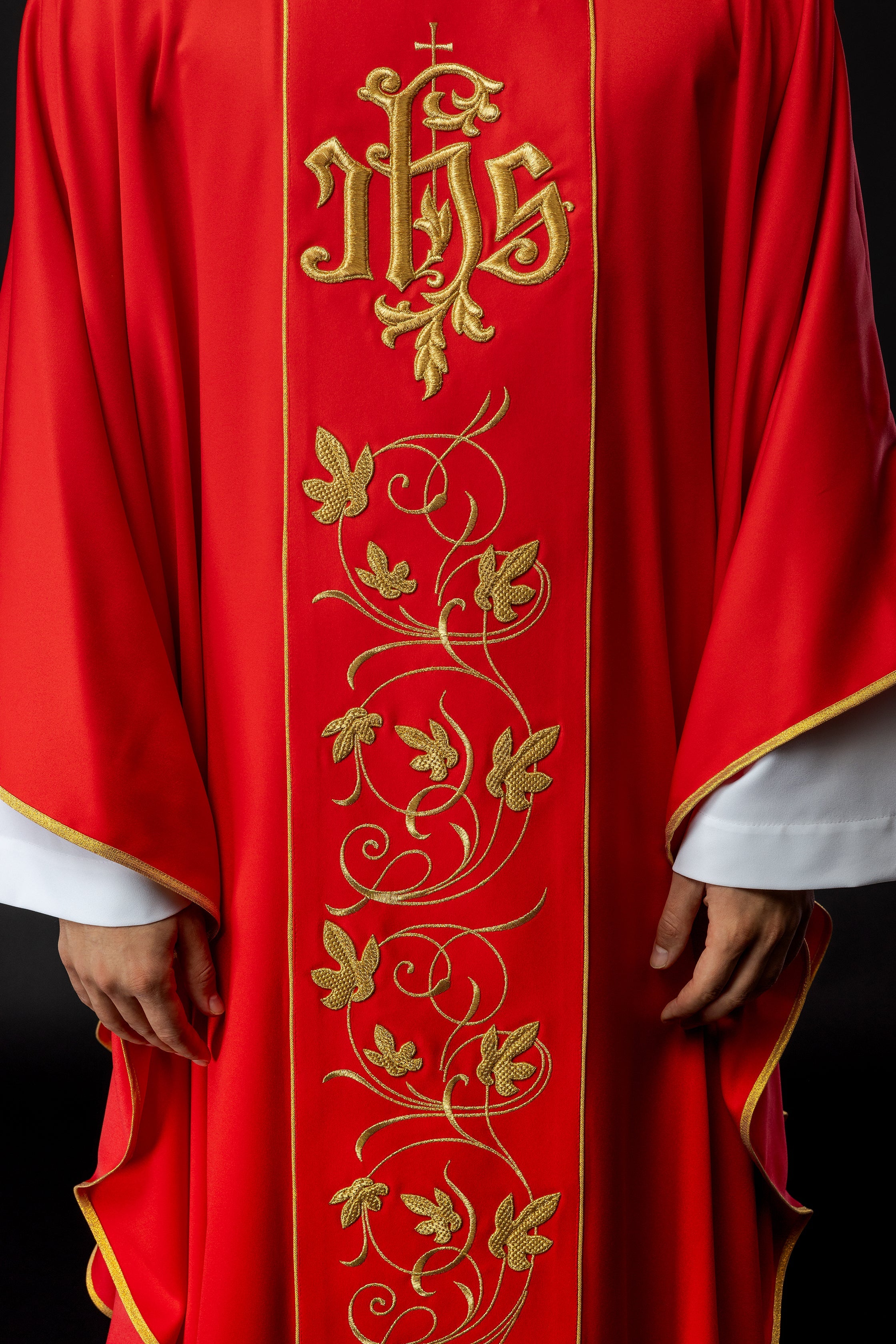 Chasuble liturgique rouge avec ceinture richement décorée d'un motif floral et d'un IHS