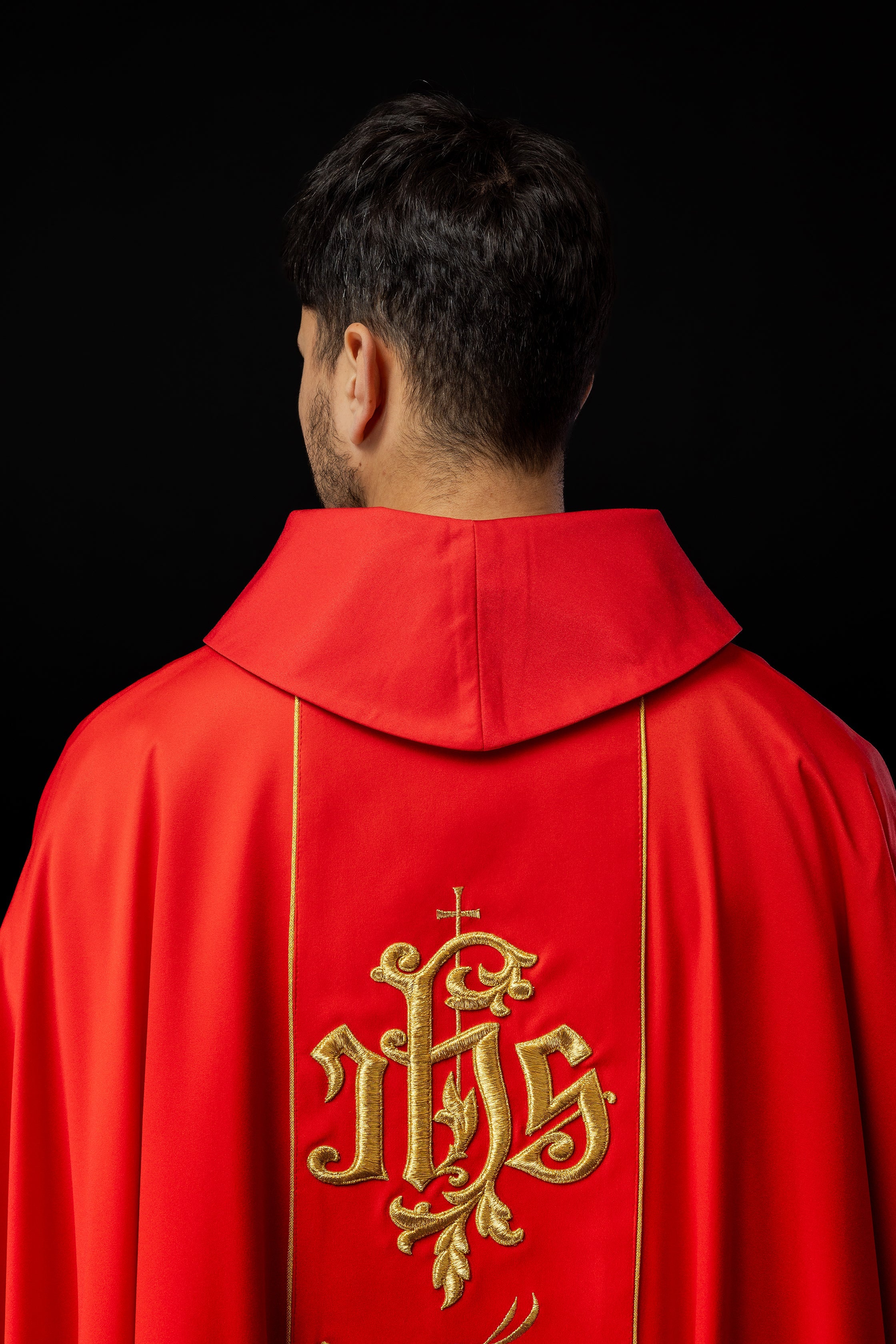 Chasuble liturgique rouge avec ceinture richement décorée d'un motif floral et d'un IHS