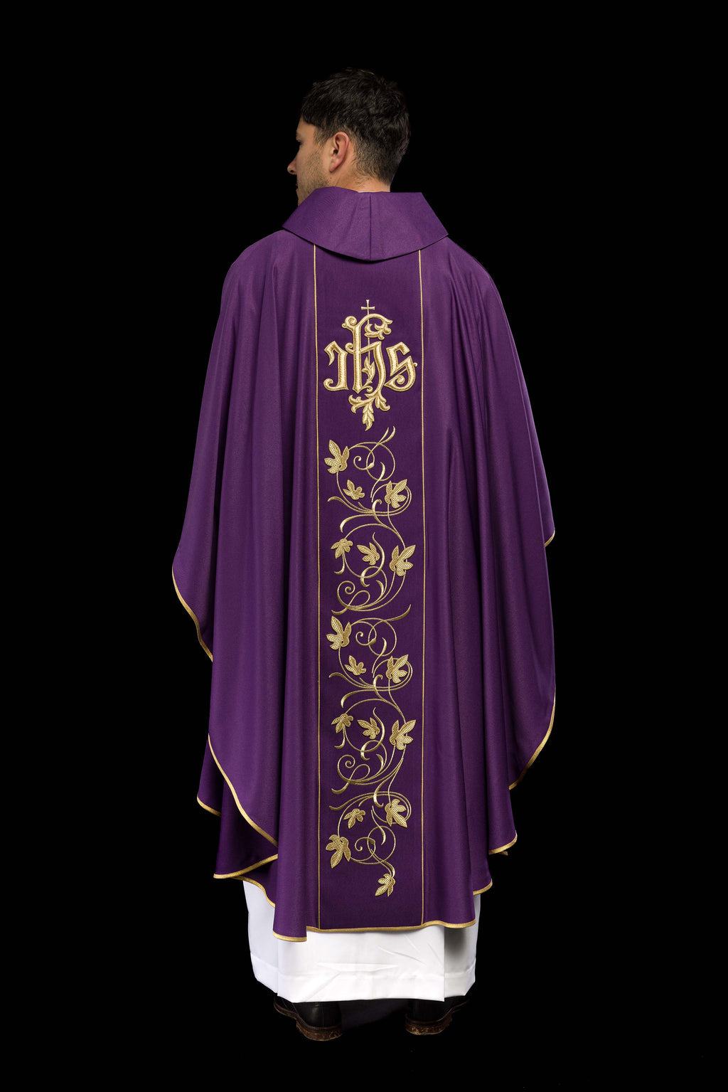 Chasuble liturgique violette avec ceinture richement décorée d'un motif floral et d'un IHS