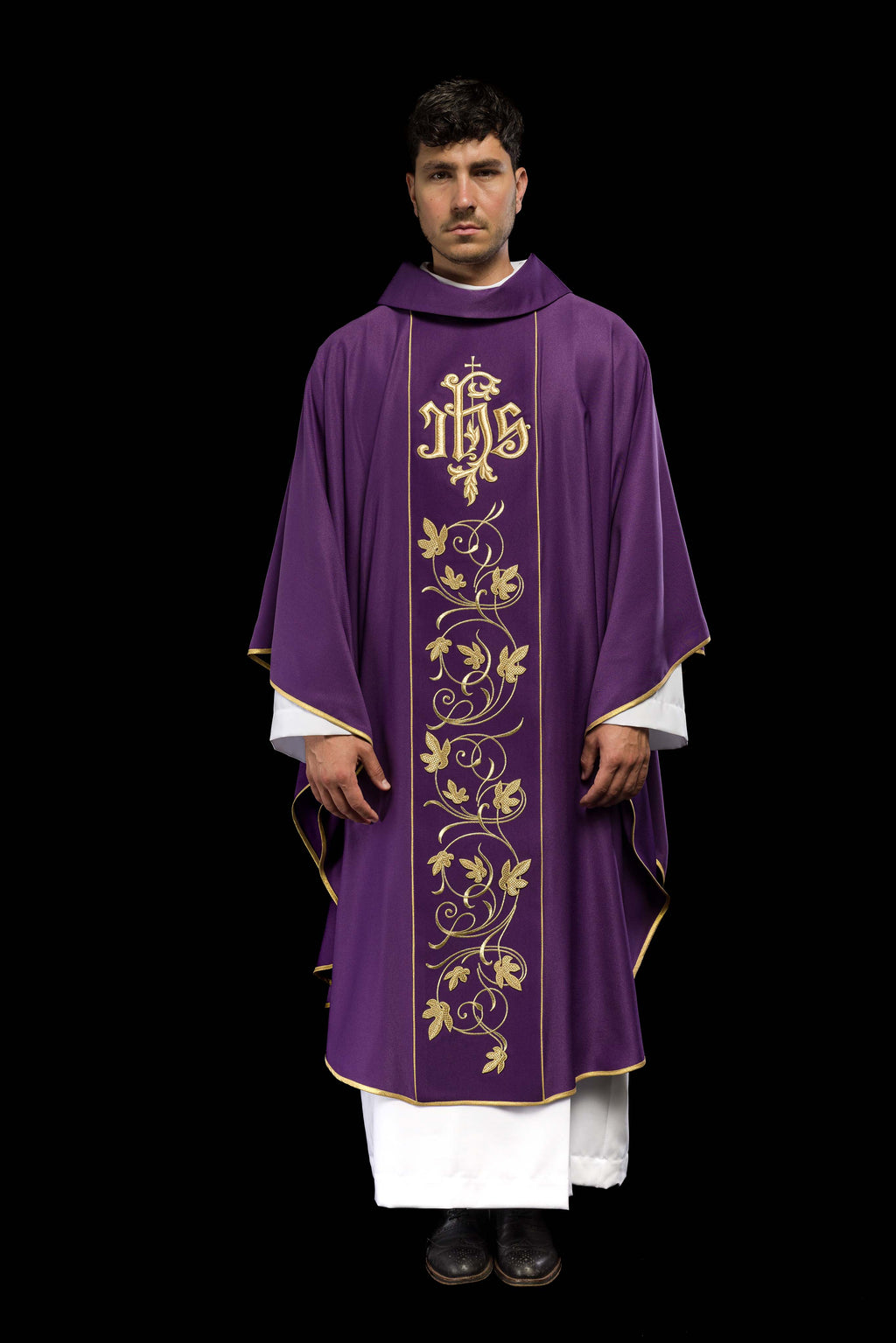 Chasuble liturgique violette avec ceinture richement décorée d'un motif floral et d'un IHS