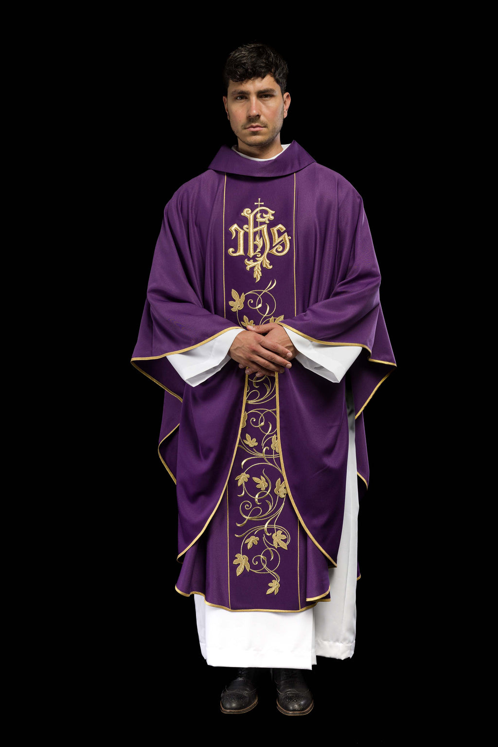 Chasuble liturgique violette avec ceinture richement décorée d'un motif floral et d'un IHS