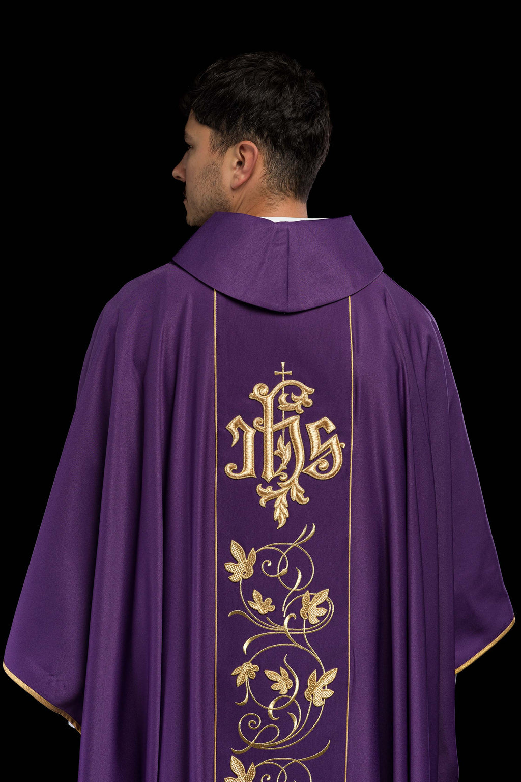 Chasuble liturgique violette avec ceinture richement décorée d'un motif floral et d'un IHS