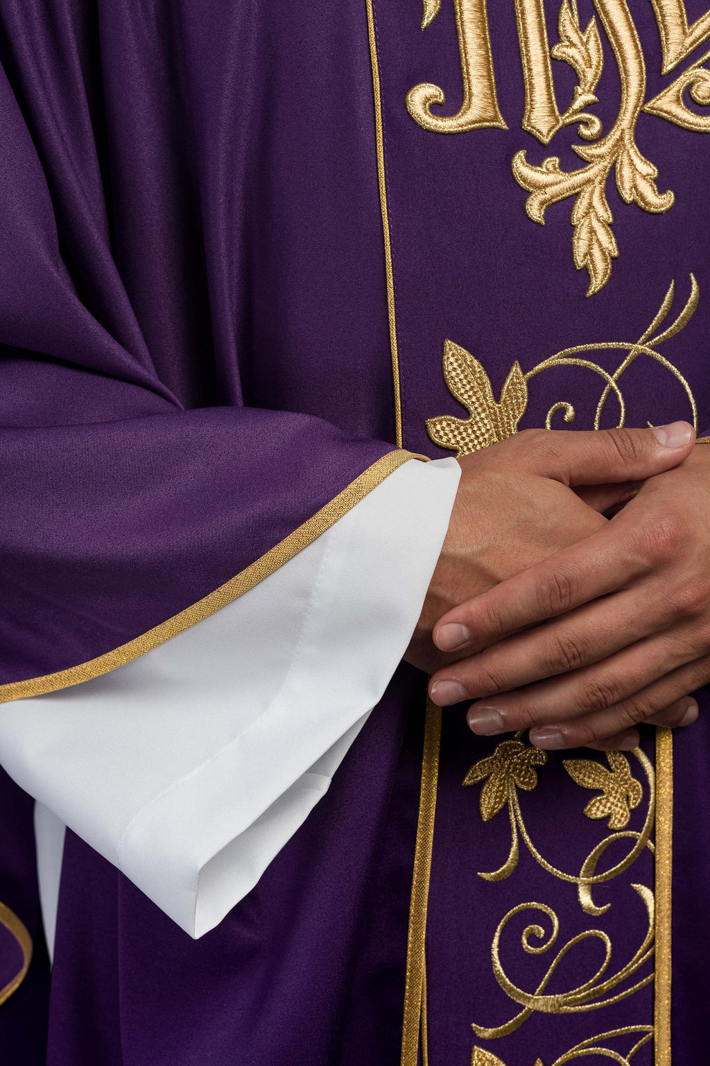 Chasuble liturgique violette avec ceinture richement décorée d'un motif floral et d'un IHS