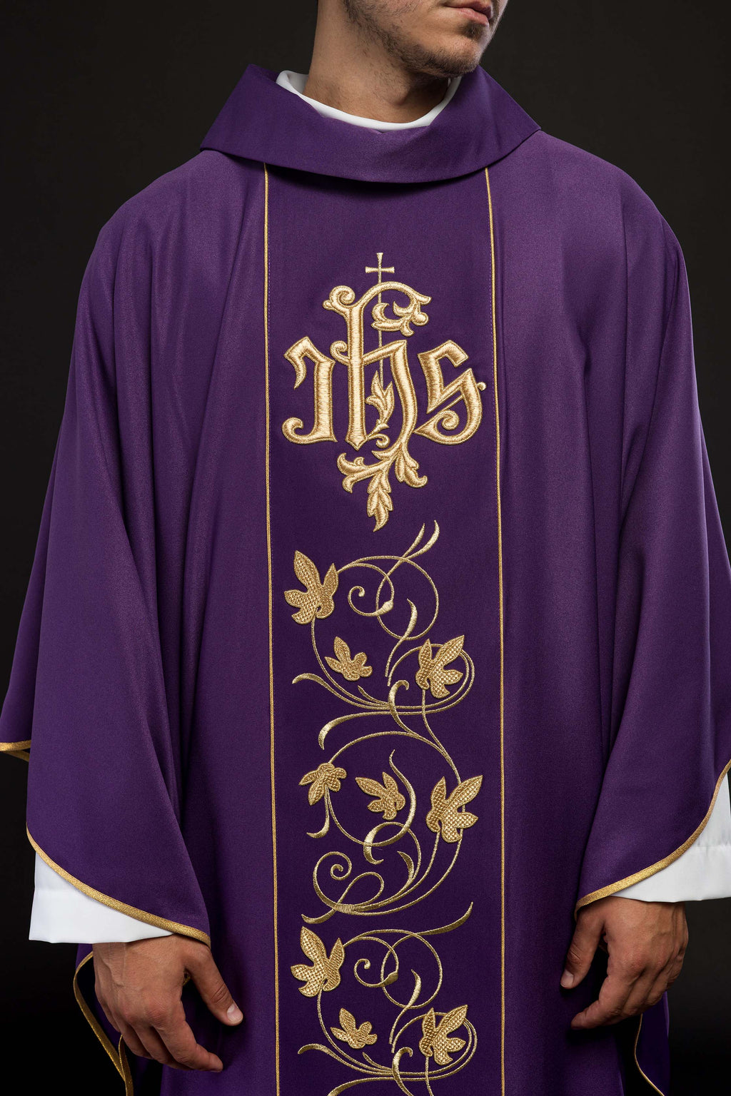 Chasuble liturgique violette avec ceinture richement décorée d'un motif floral et d'un IHS