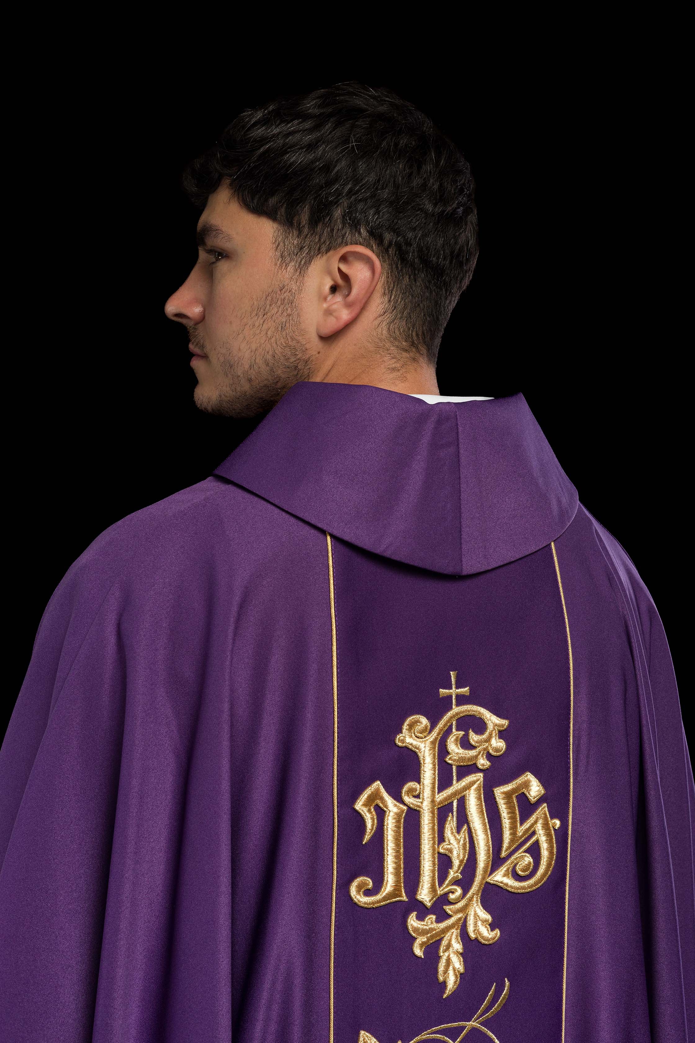 Chasuble liturgique violette avec ceinture richement décorée d'un motif floral et d'un IHS