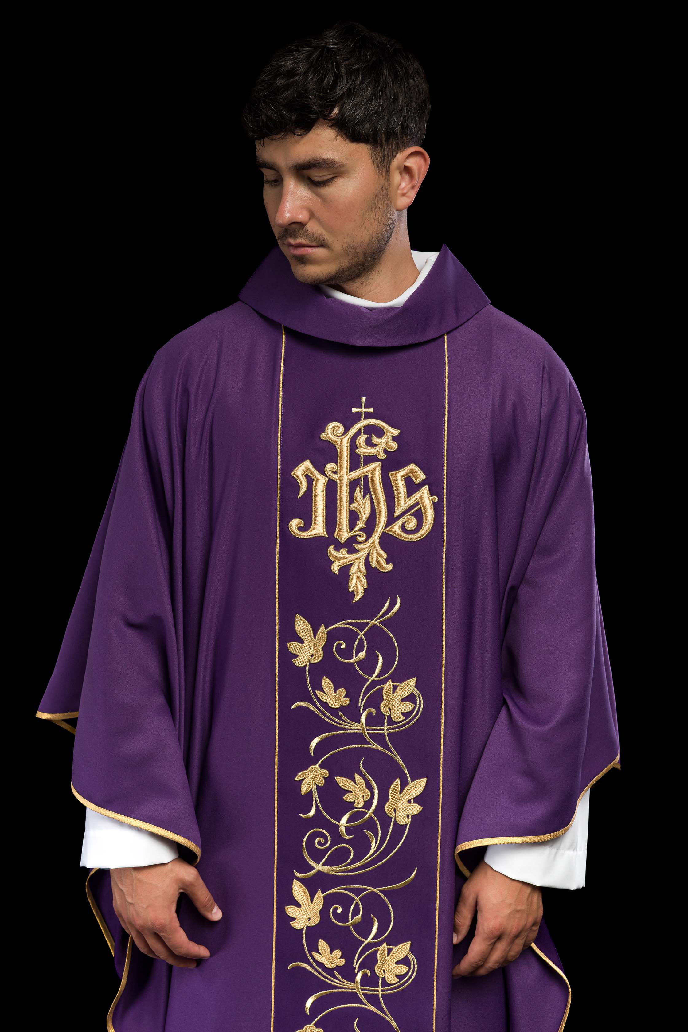 Chasuble liturgique violette avec ceinture richement décorée d'un motif floral et d'un IHS