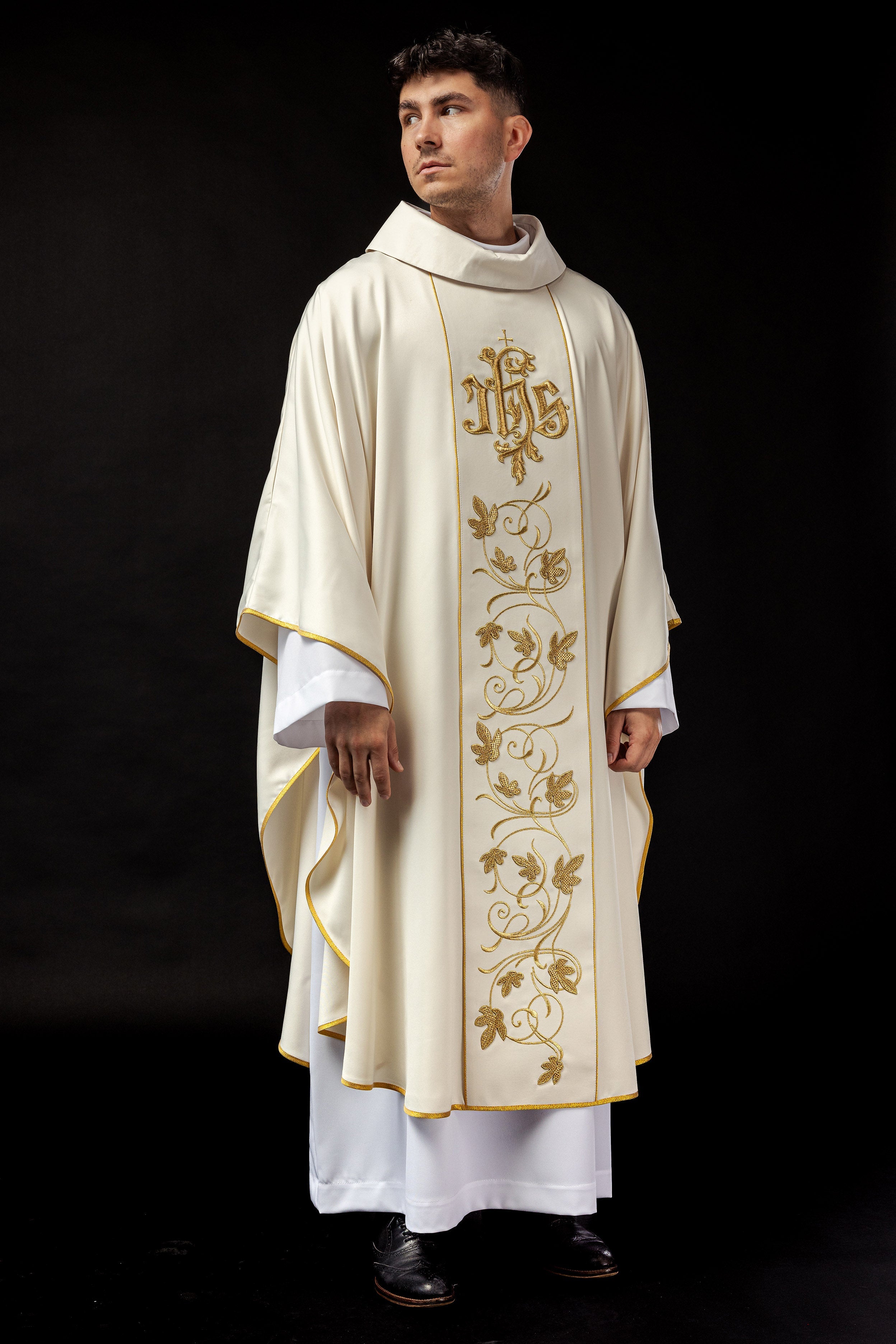 Chasuble liturgique écru avec ceinture richement décorée d'un motif floral et d'un IHS