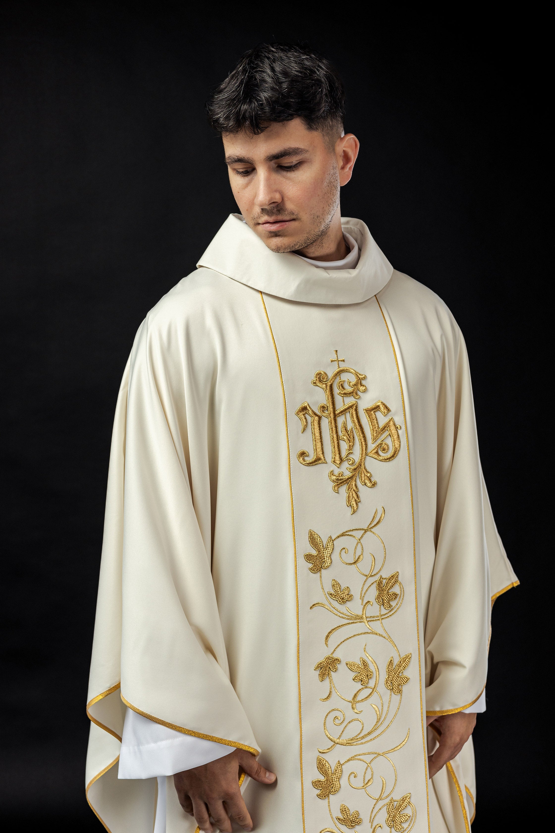 Chasuble liturgique écru avec ceinture richement décorée d'un motif floral et d'un IHS