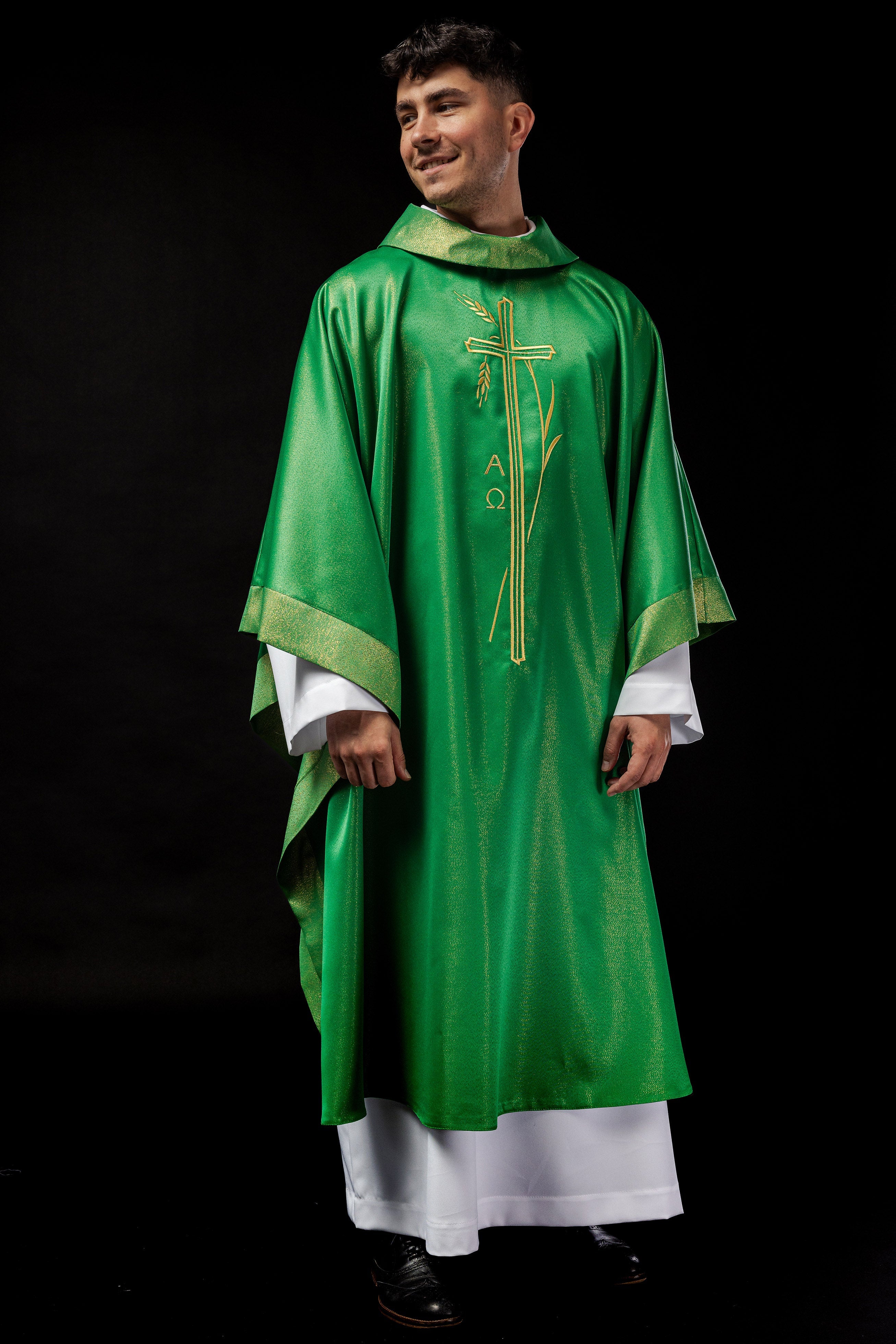 Chasuble avec motif de croix et d'oreilles en vert