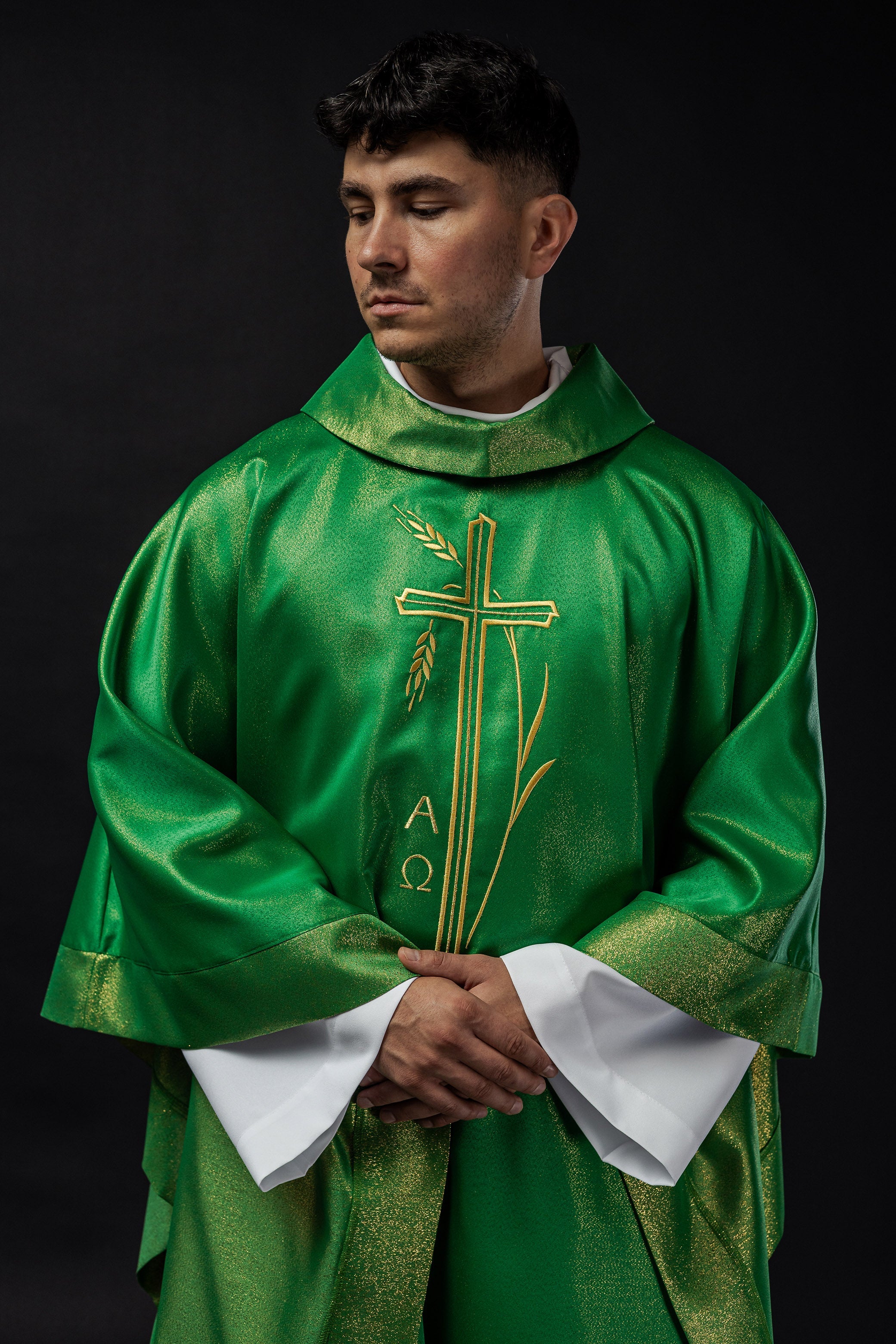 Chasuble avec motif de croix et d'oreilles en vert