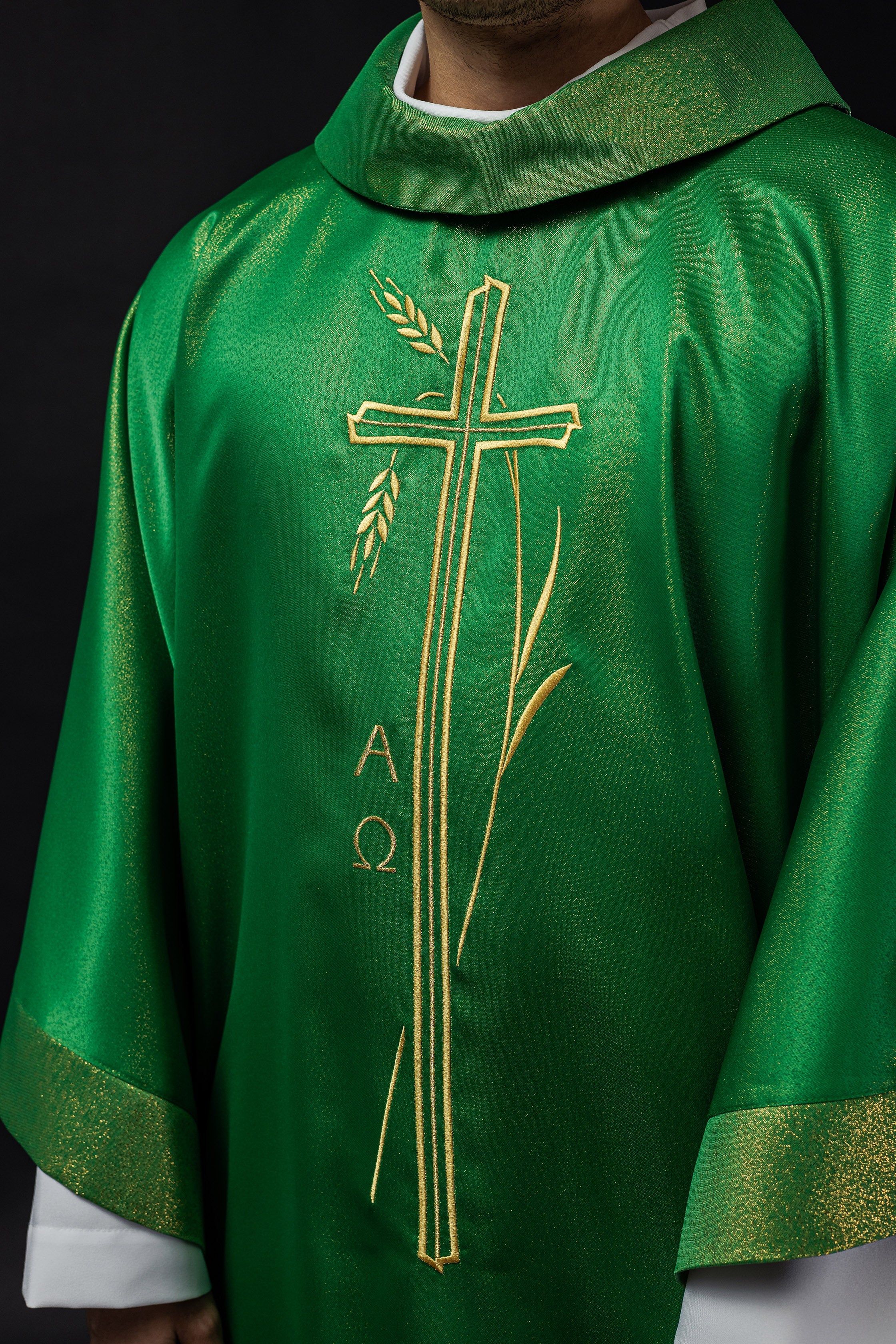 Chasuble avec motif de croix et d'oreilles en vert