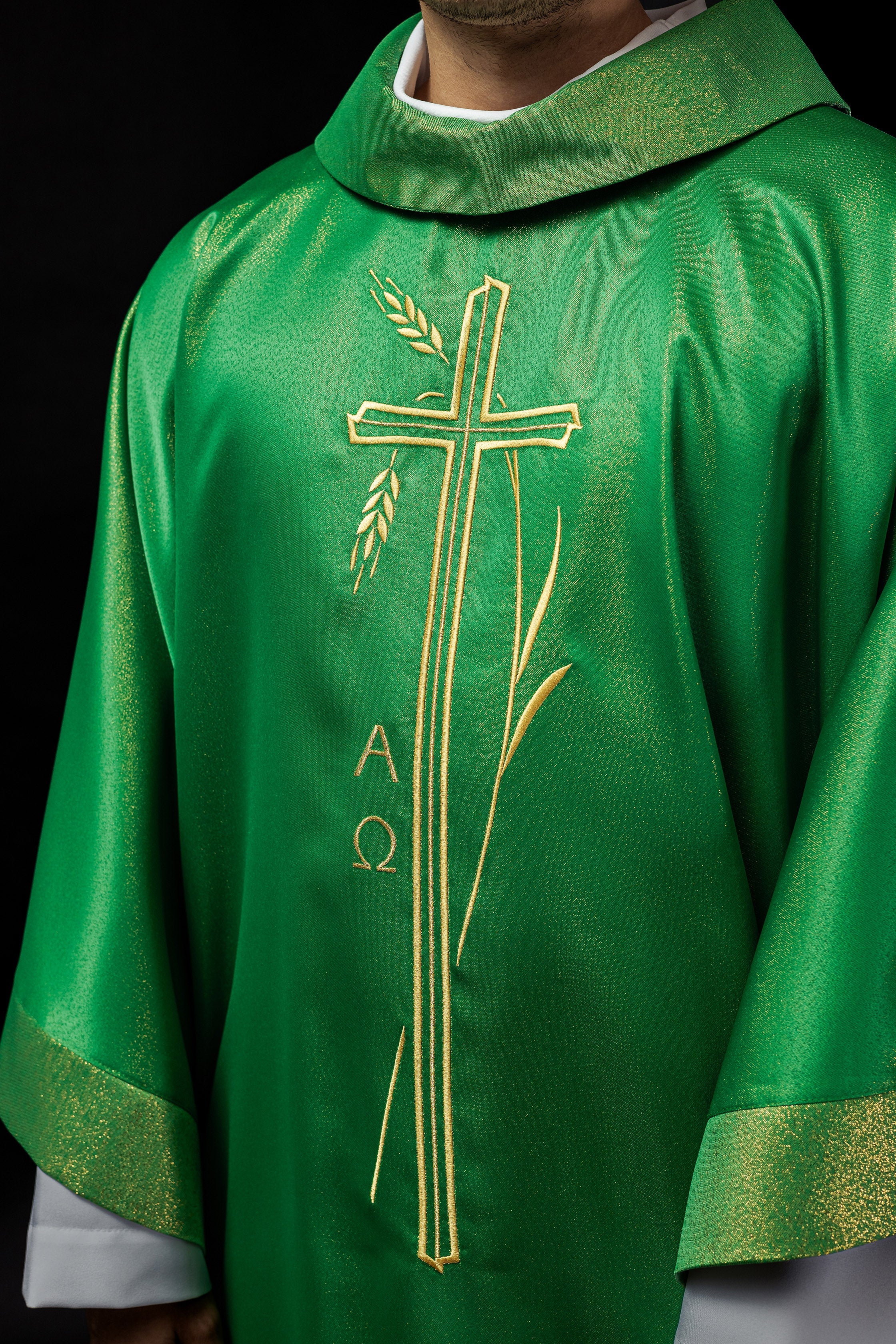 Chasuble avec motif de croix et d'oreilles en vert