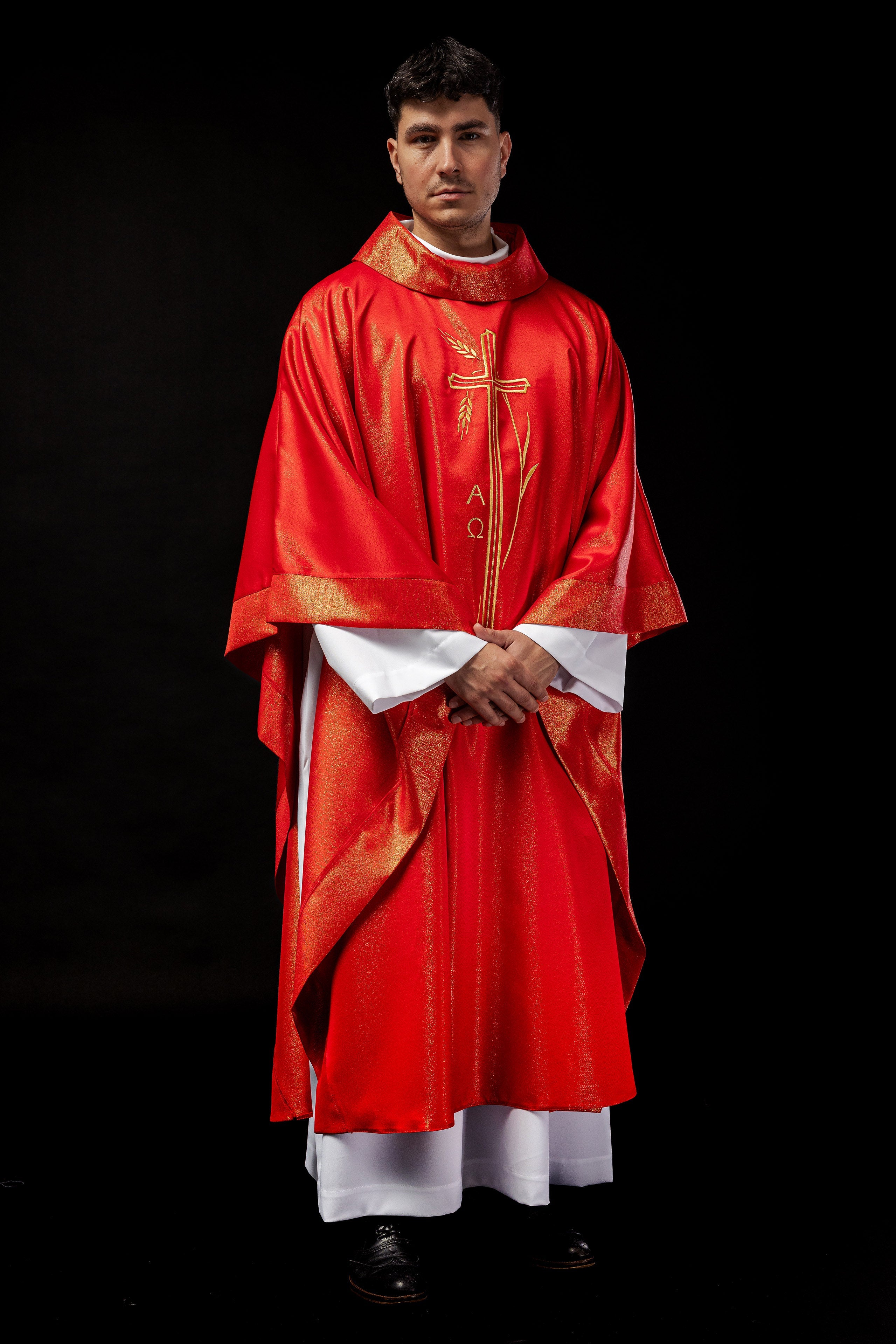 Chasuble avec motif de croix et d'oreilles en rouge