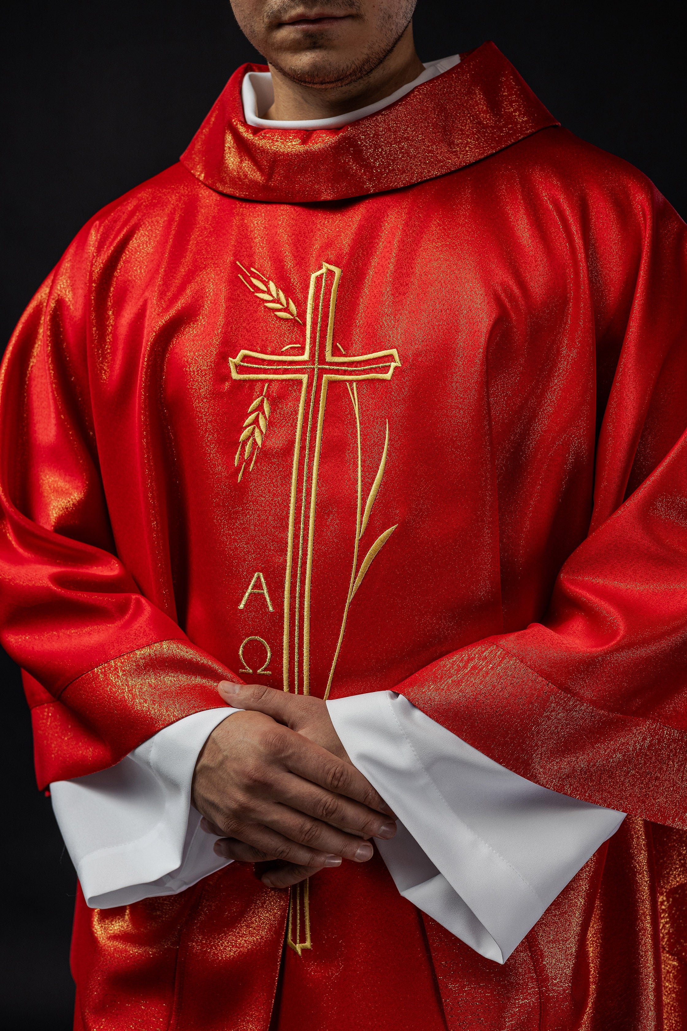 Chasuble avec motif de croix et d'oreilles en rouge