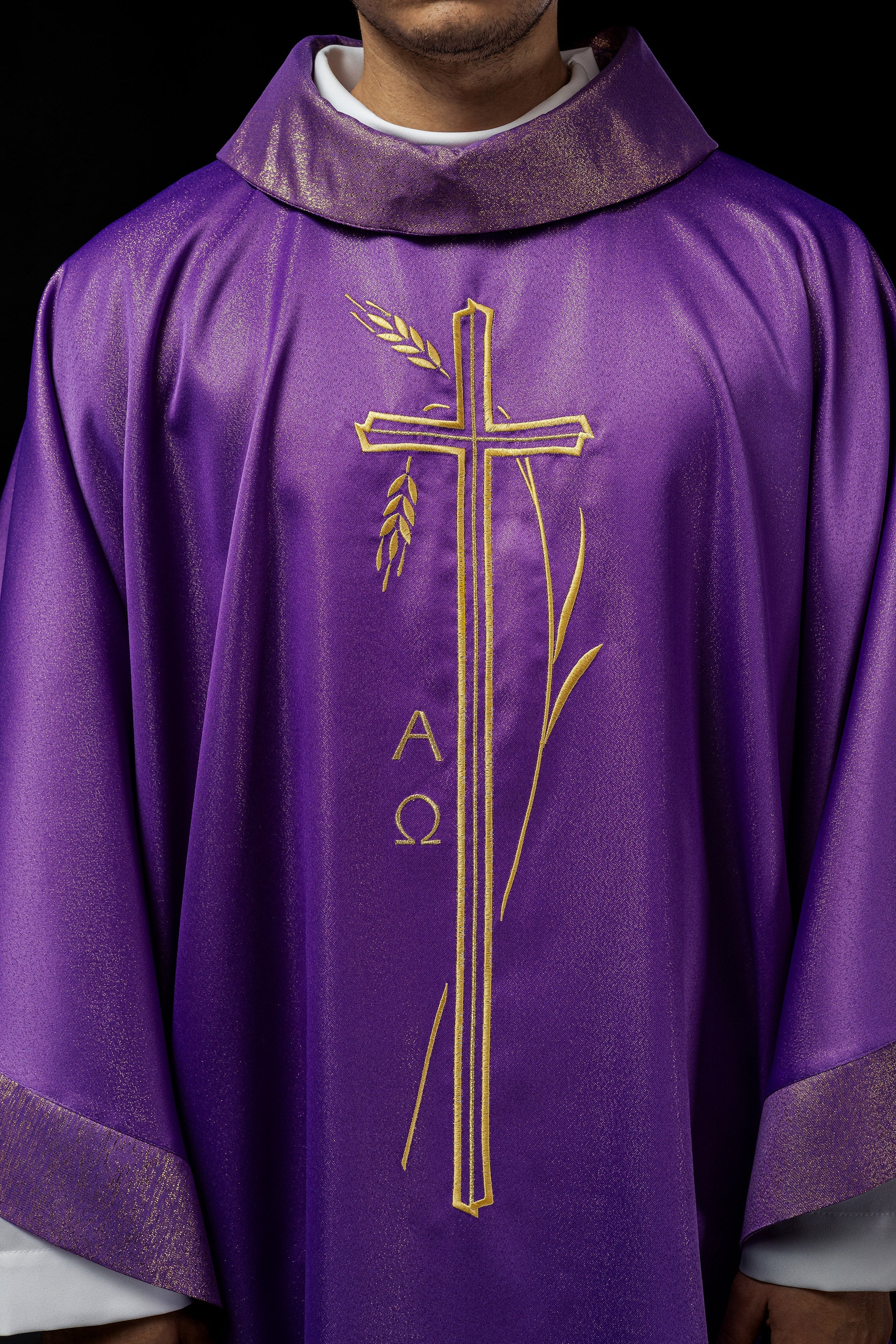 Chasuble avec motif de croix et d'oreilles en violet