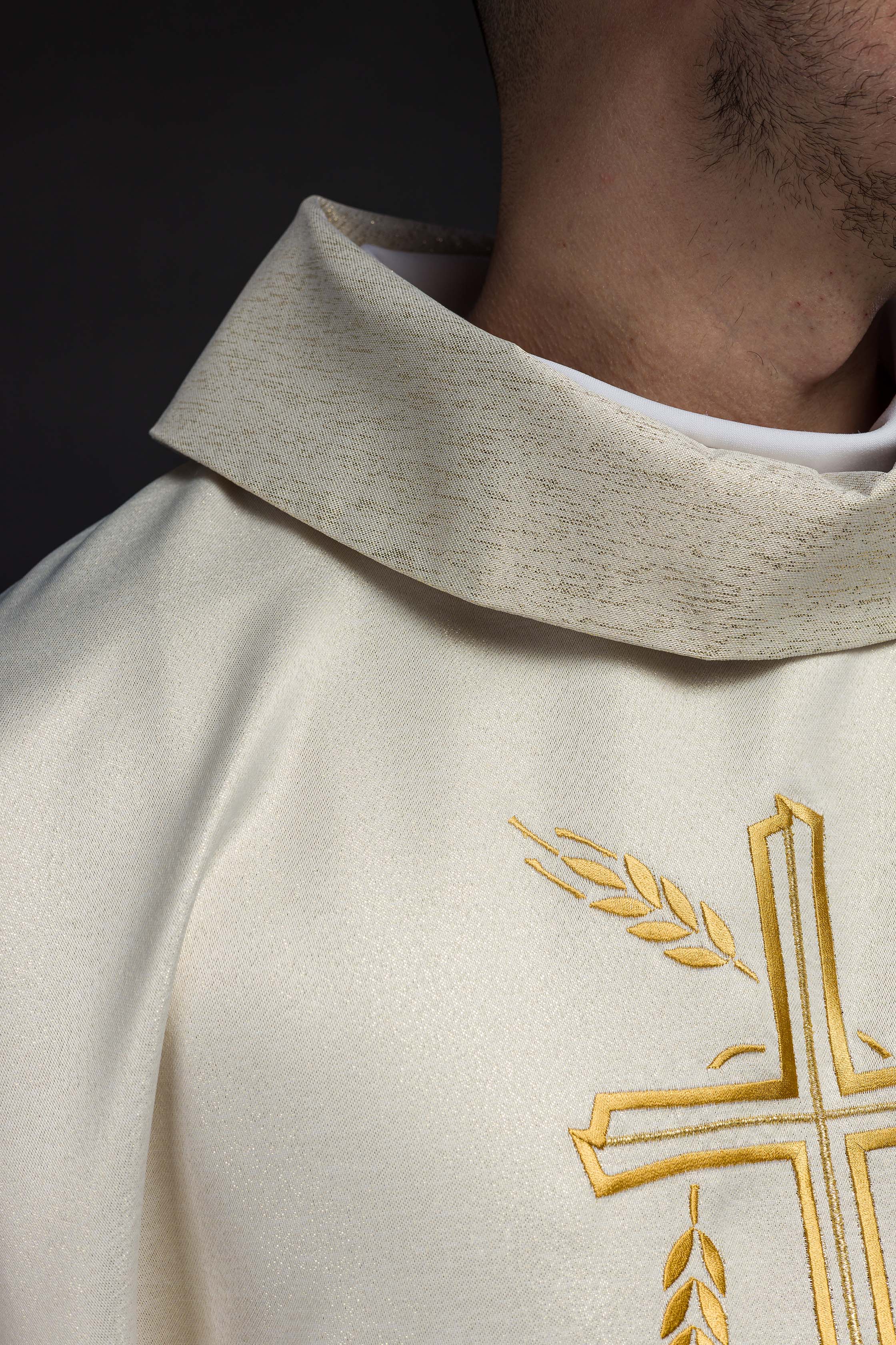Chasuble avec motif de croix et d'oreilles en écru