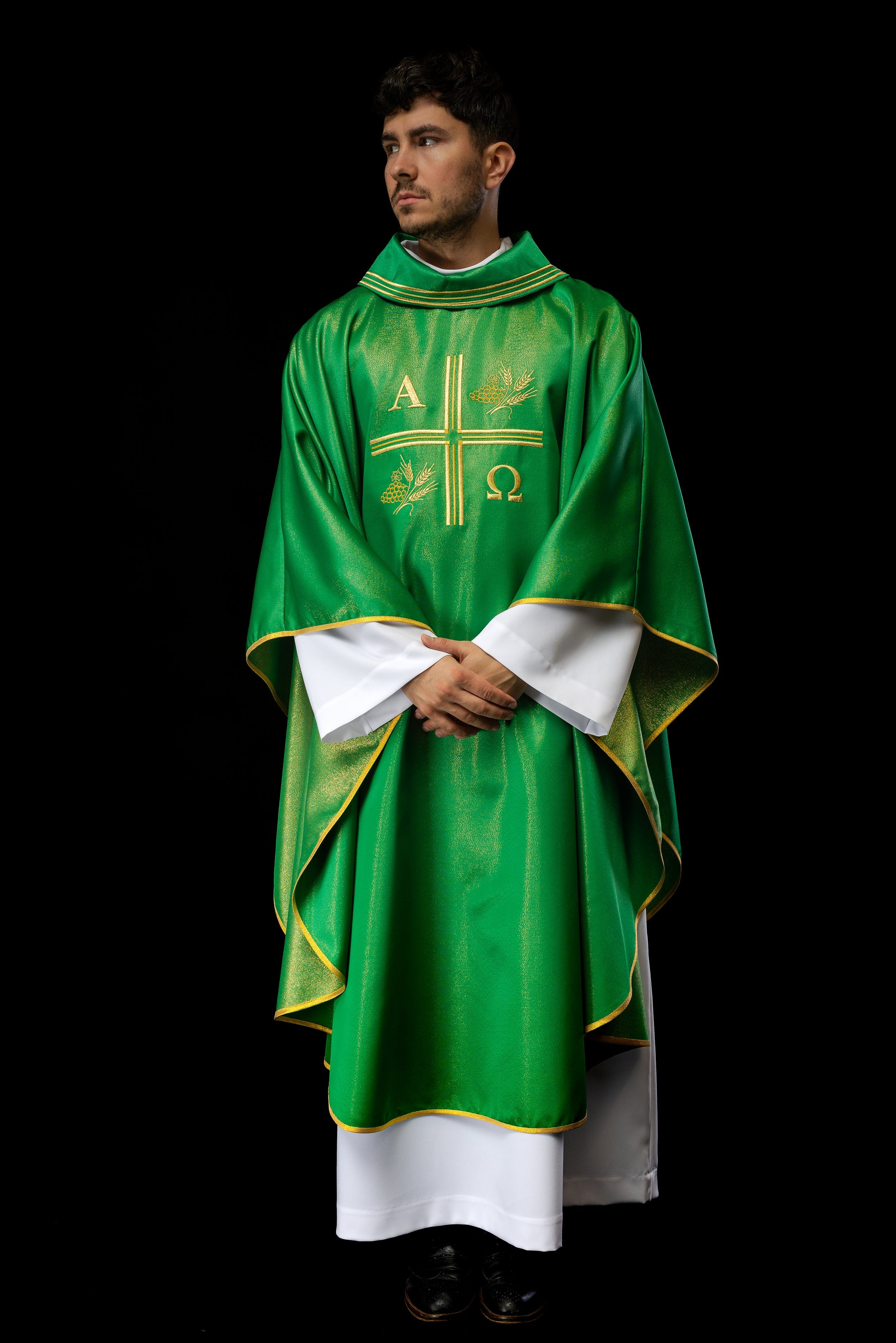 Chasuble avec croix brodée, motifs Alpha et Omega et oreilles en vert