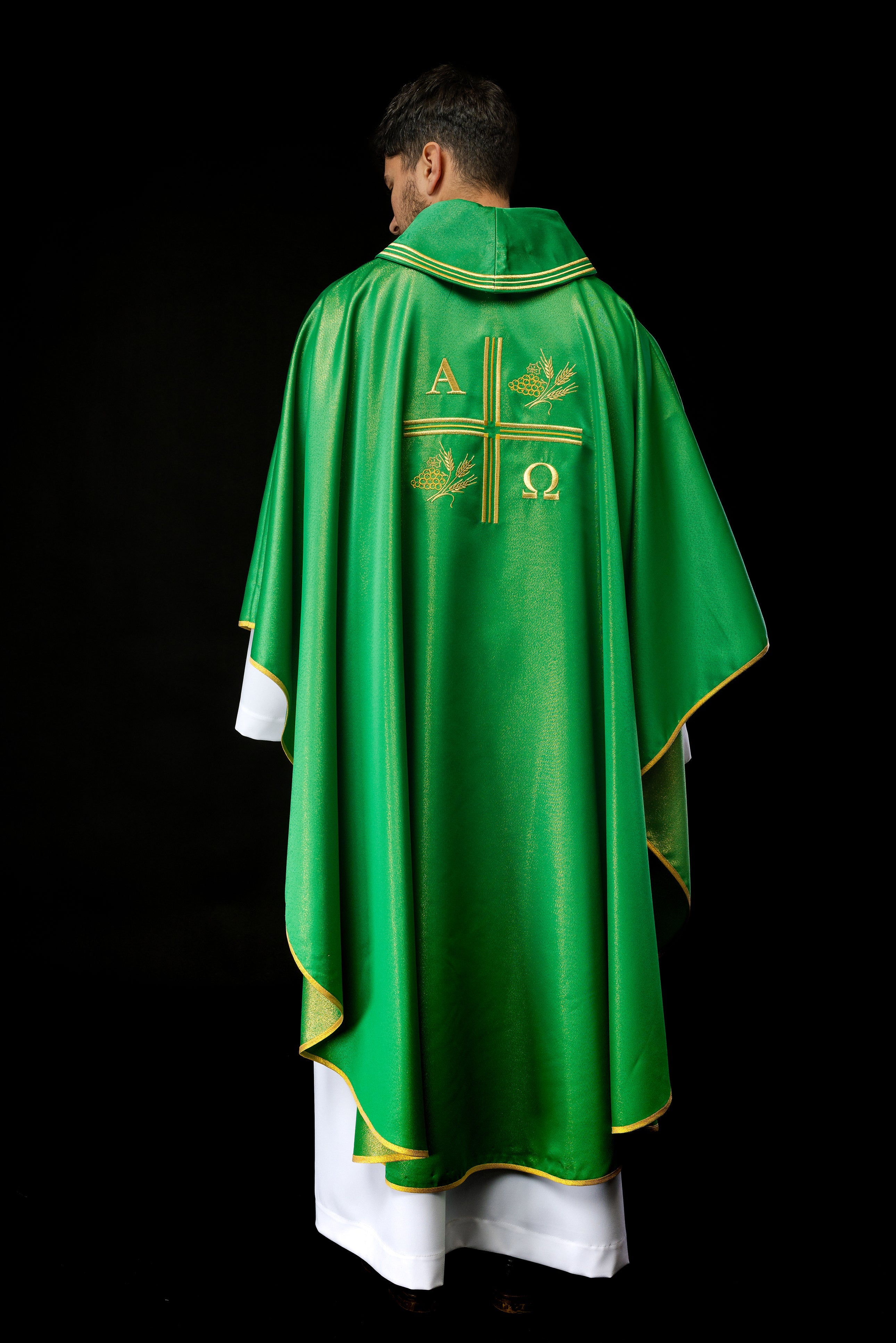 Chasuble avec croix brodée, motifs Alpha et Omega et oreilles en vert