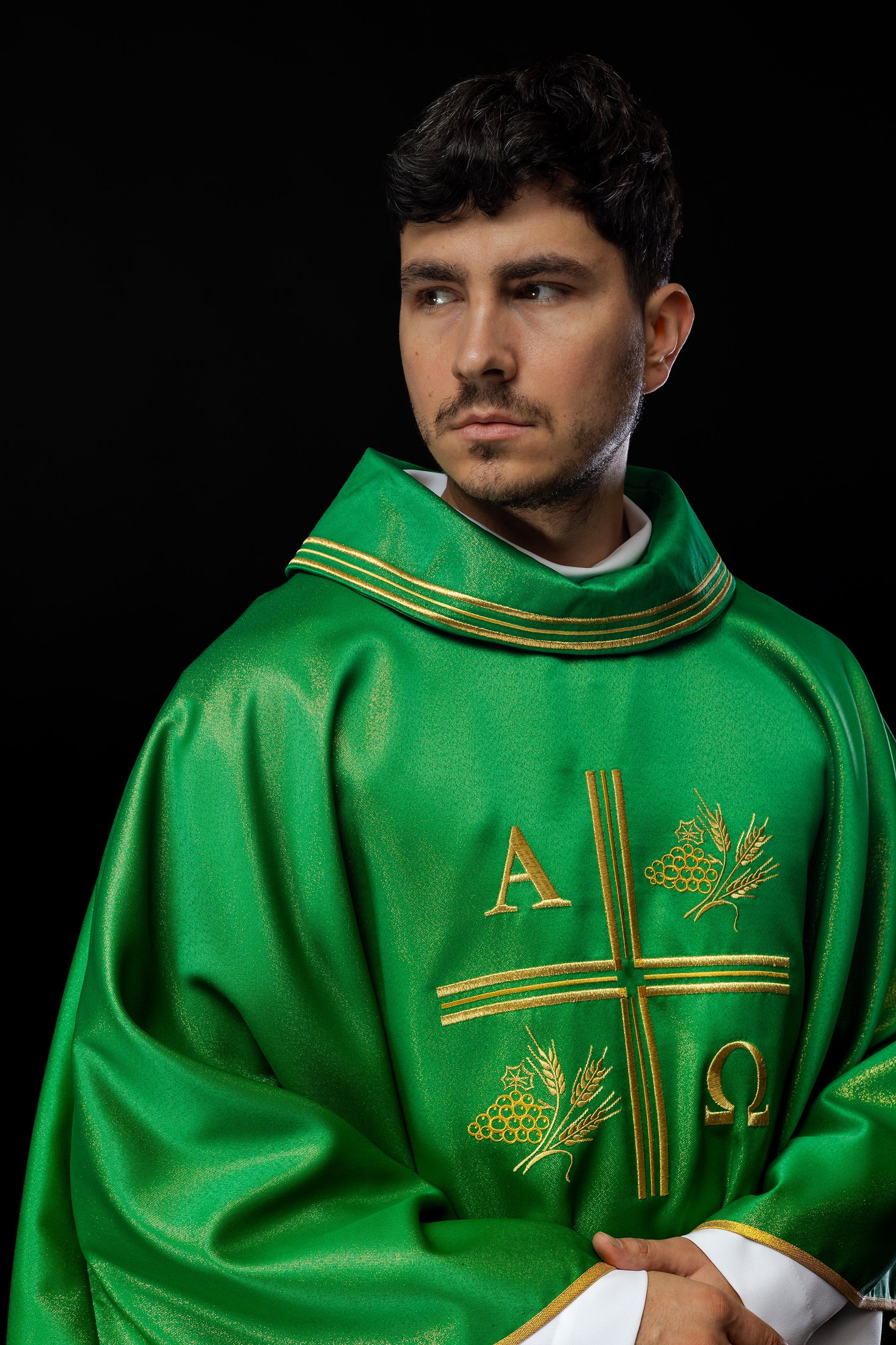 Chasuble avec croix brodée, motifs Alpha et Omega et oreilles en vert