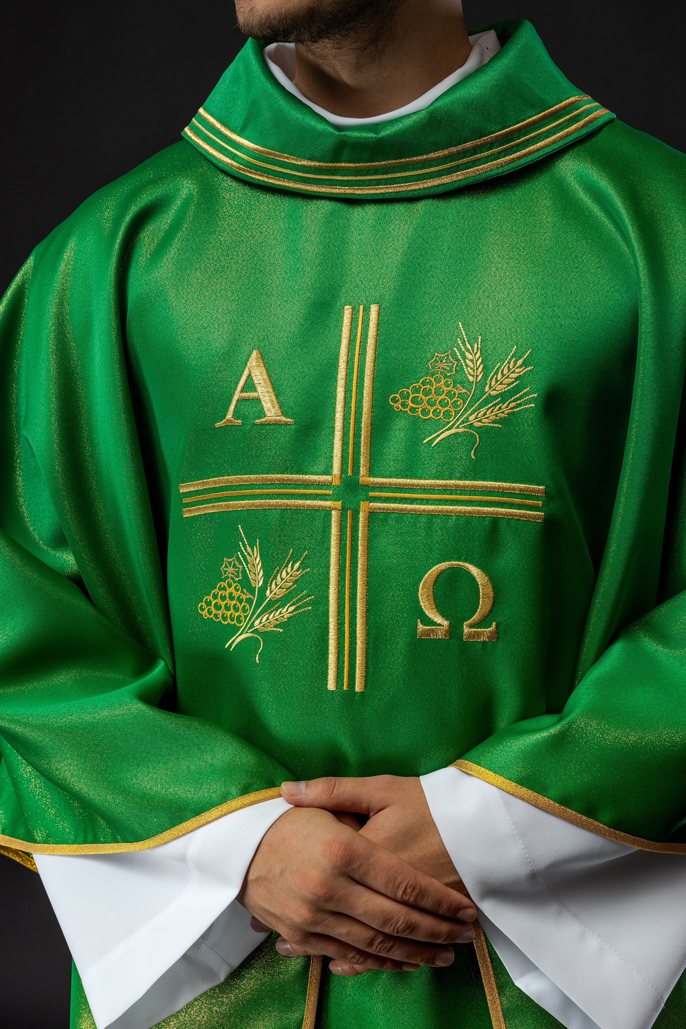 Chasuble avec croix brodée, motifs Alpha et Omega et oreilles en vert