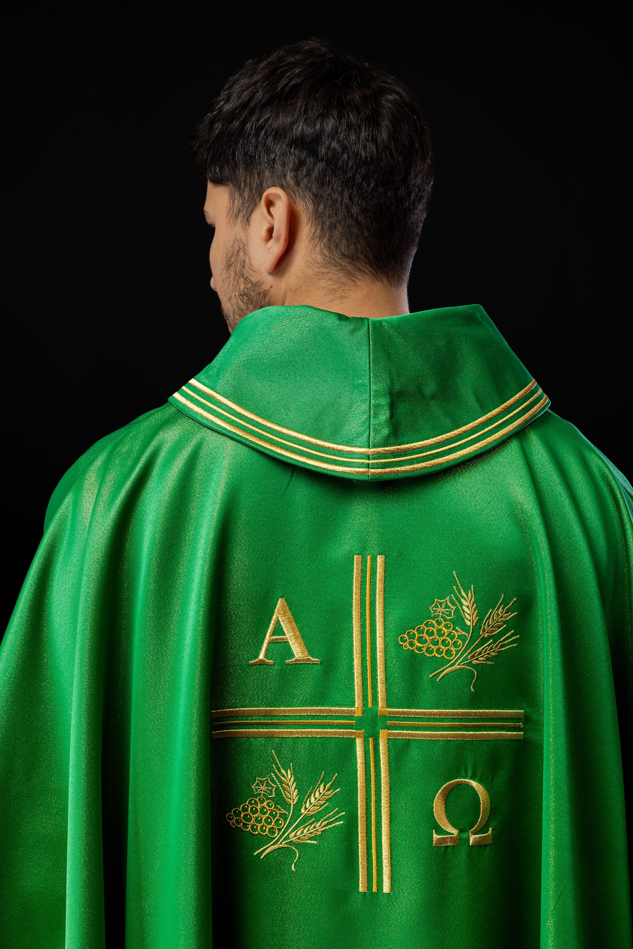 Chasuble avec croix brodée, motifs Alpha et Omega et oreilles en vert