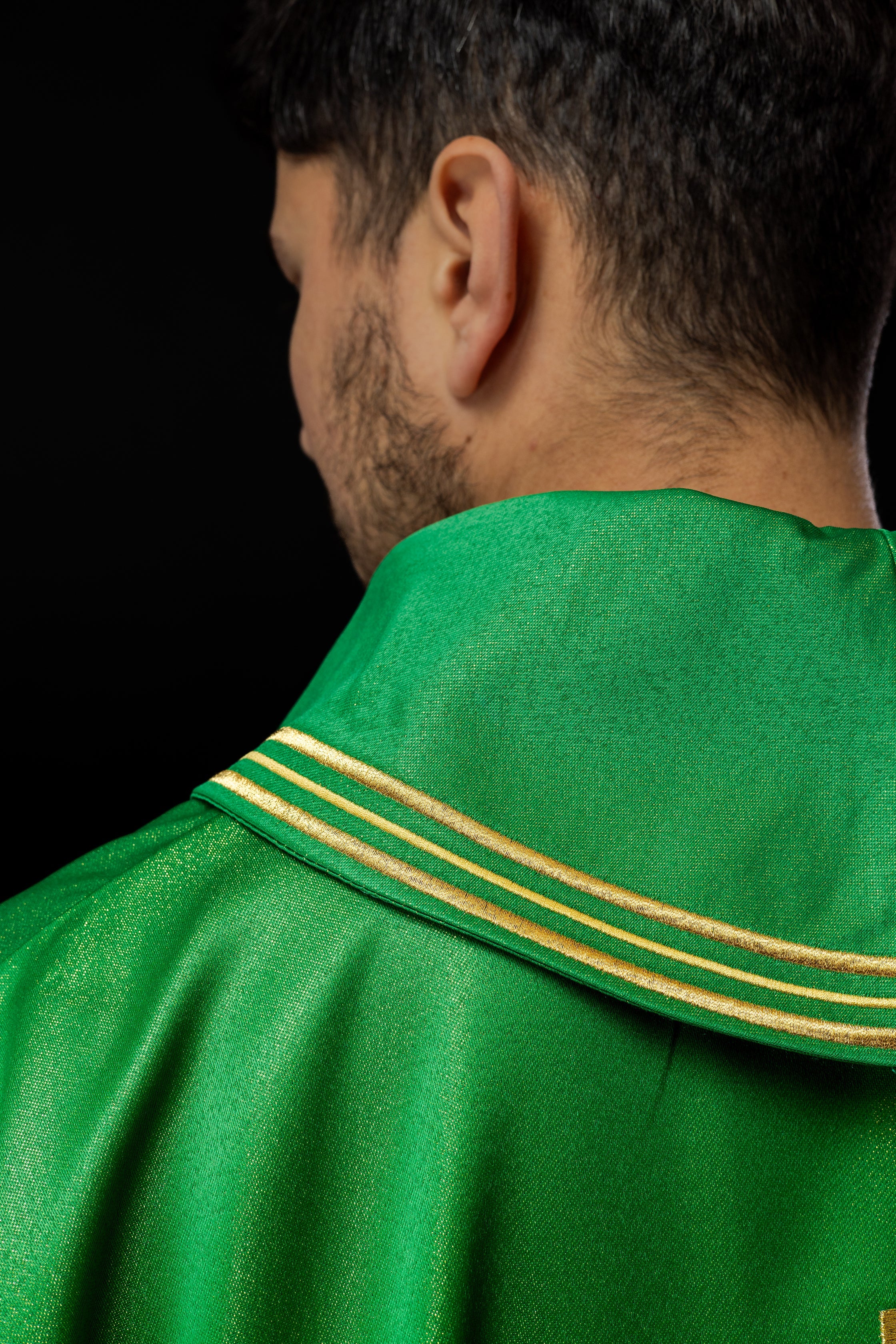 Chasuble avec croix brodée, motifs Alpha et Omega et oreilles en vert