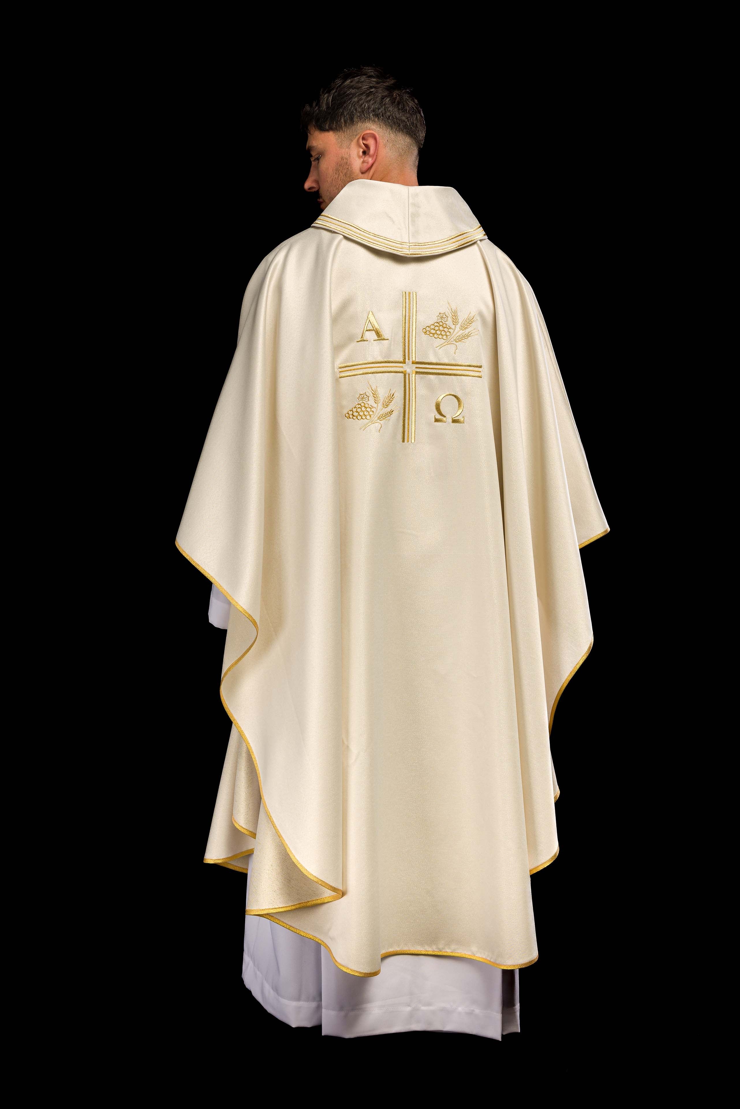 Chasuble avec croix brodée et motifs d'Alpha et d'Oméga et oreilles de couleur écrue