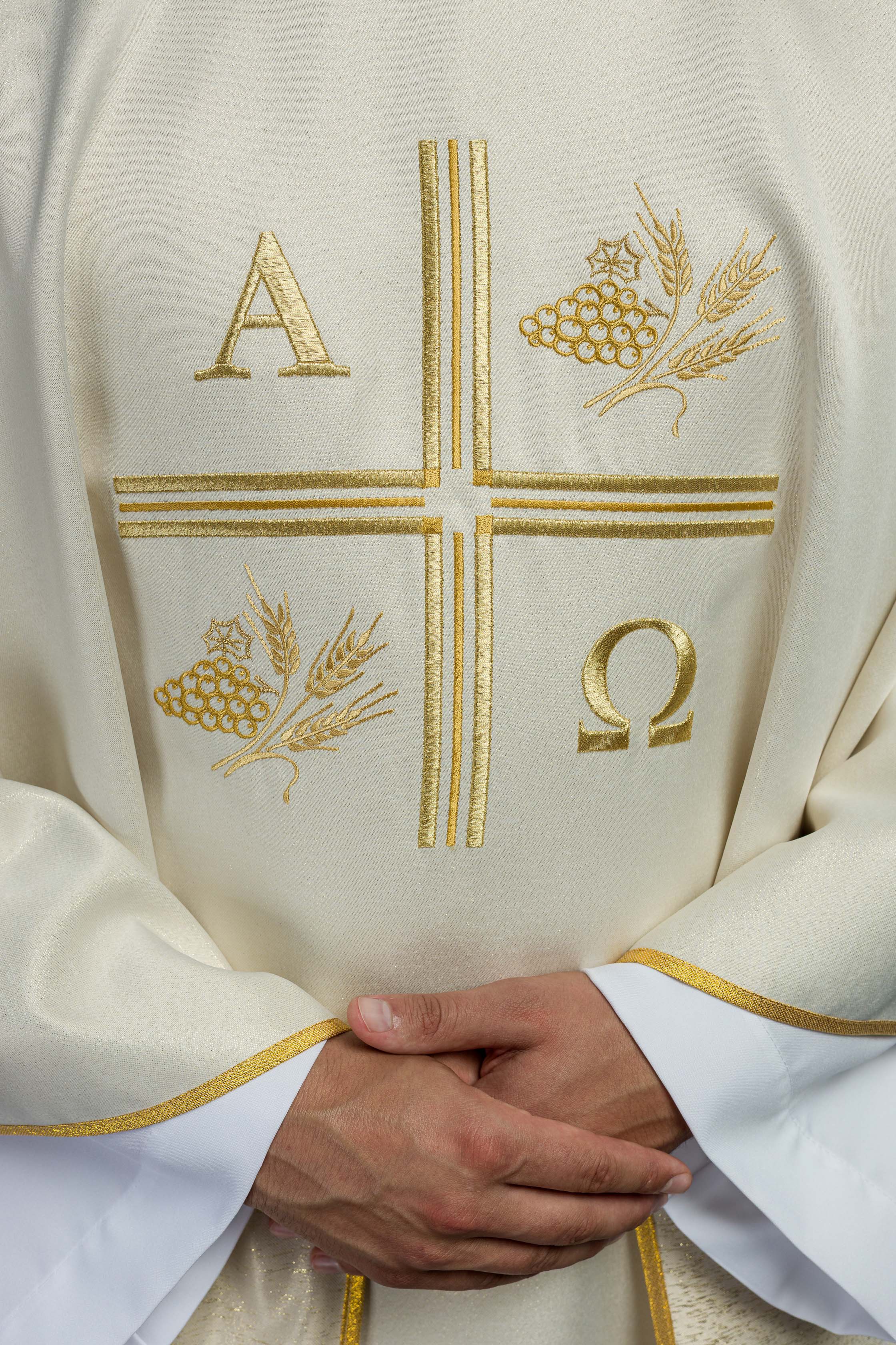 Chasuble avec croix brodée et motifs d'Alpha et d'Oméga et oreilles de couleur écrue