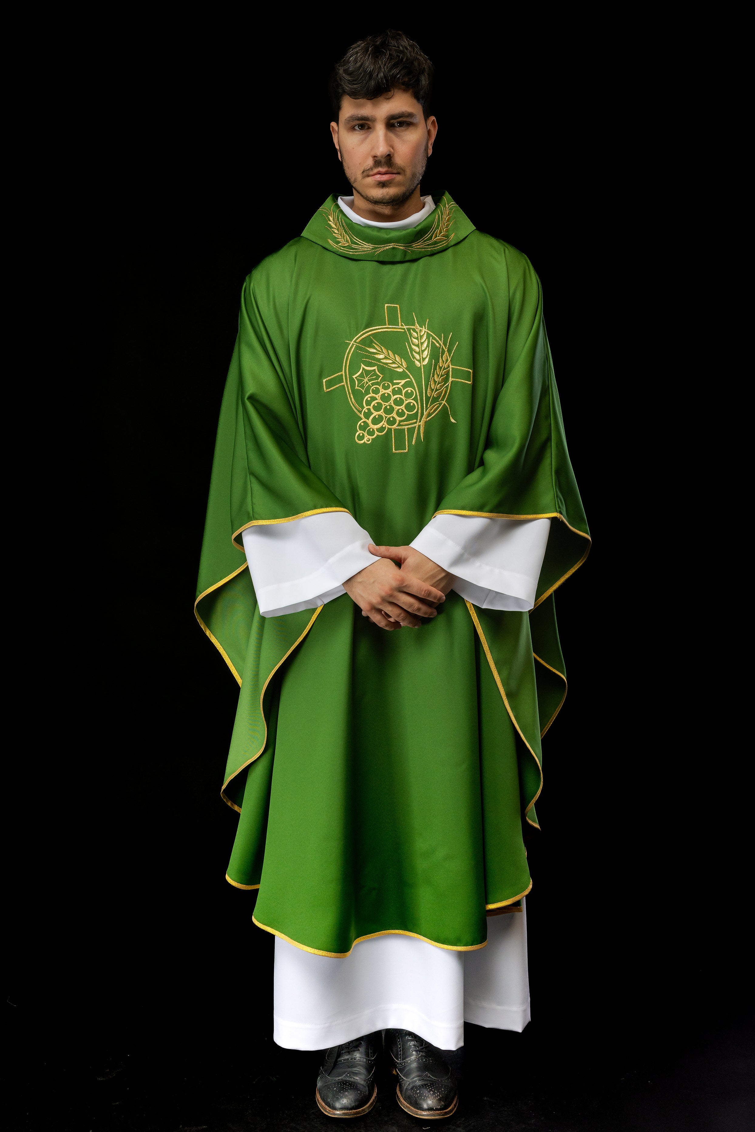 Chasuble avec croix brodée et motifs d'oreilles en vert