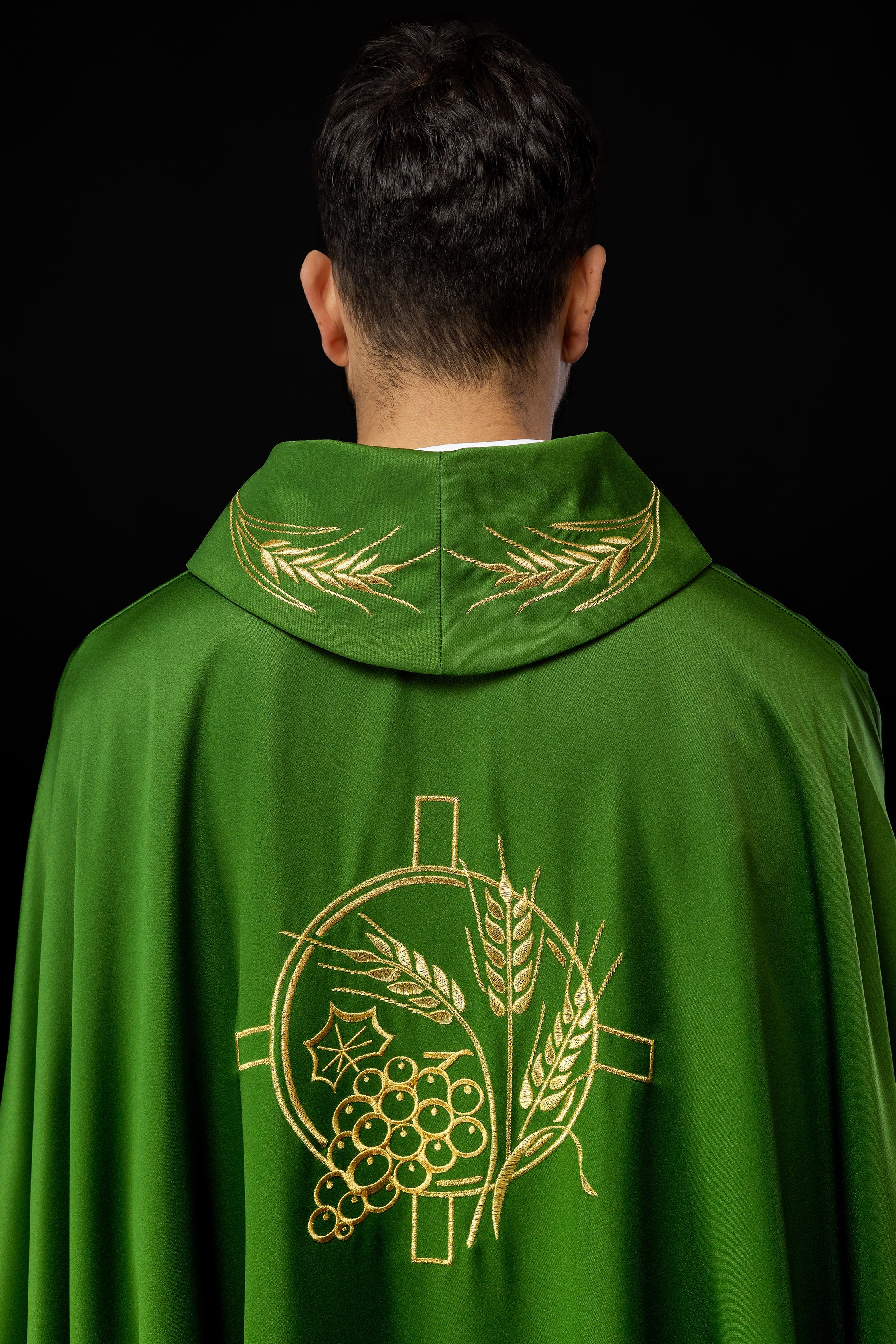 Chasuble avec croix brodée et motifs d'oreilles en vert