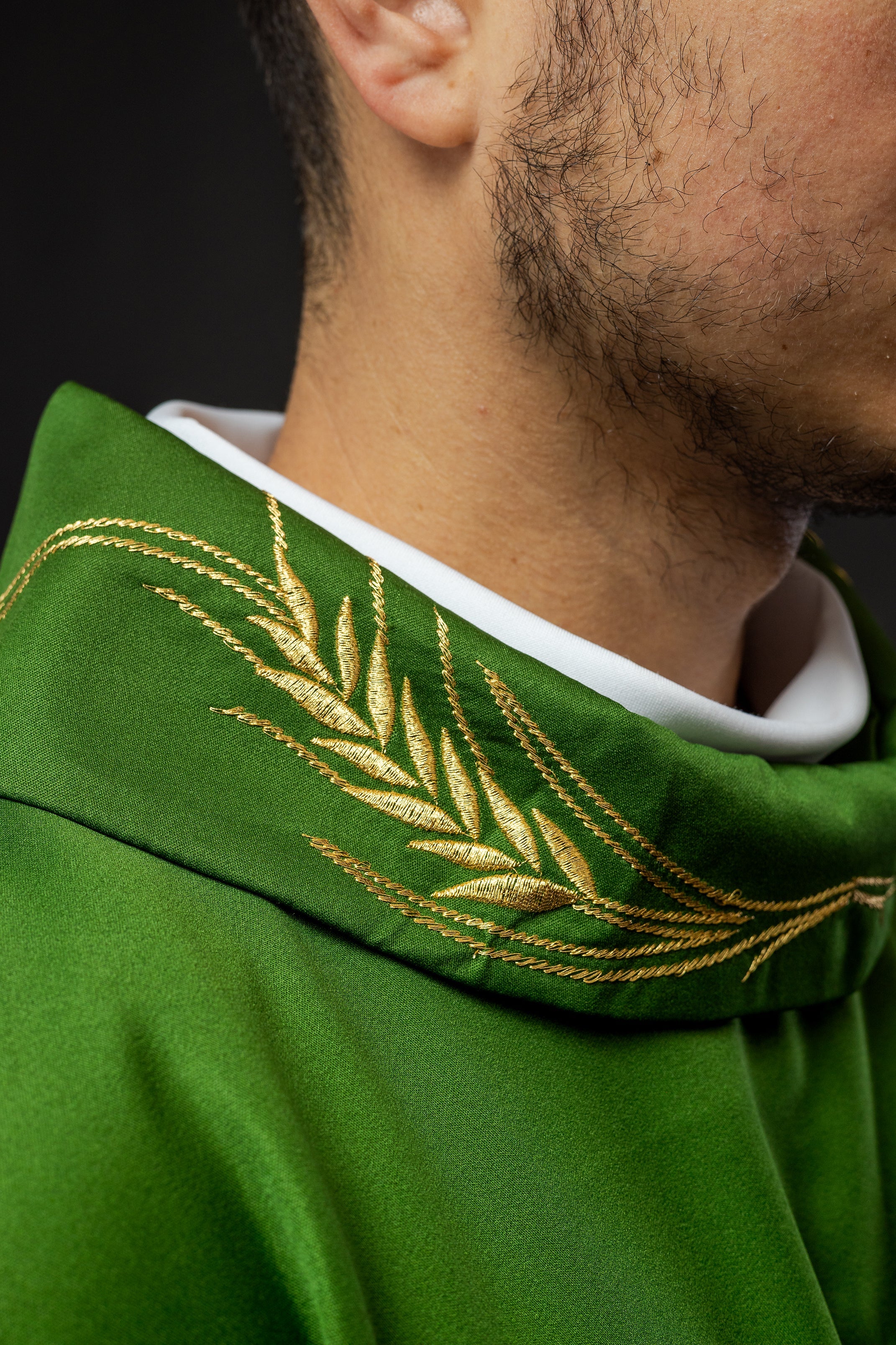 Chasuble avec croix brodée et motifs d'oreilles en vert