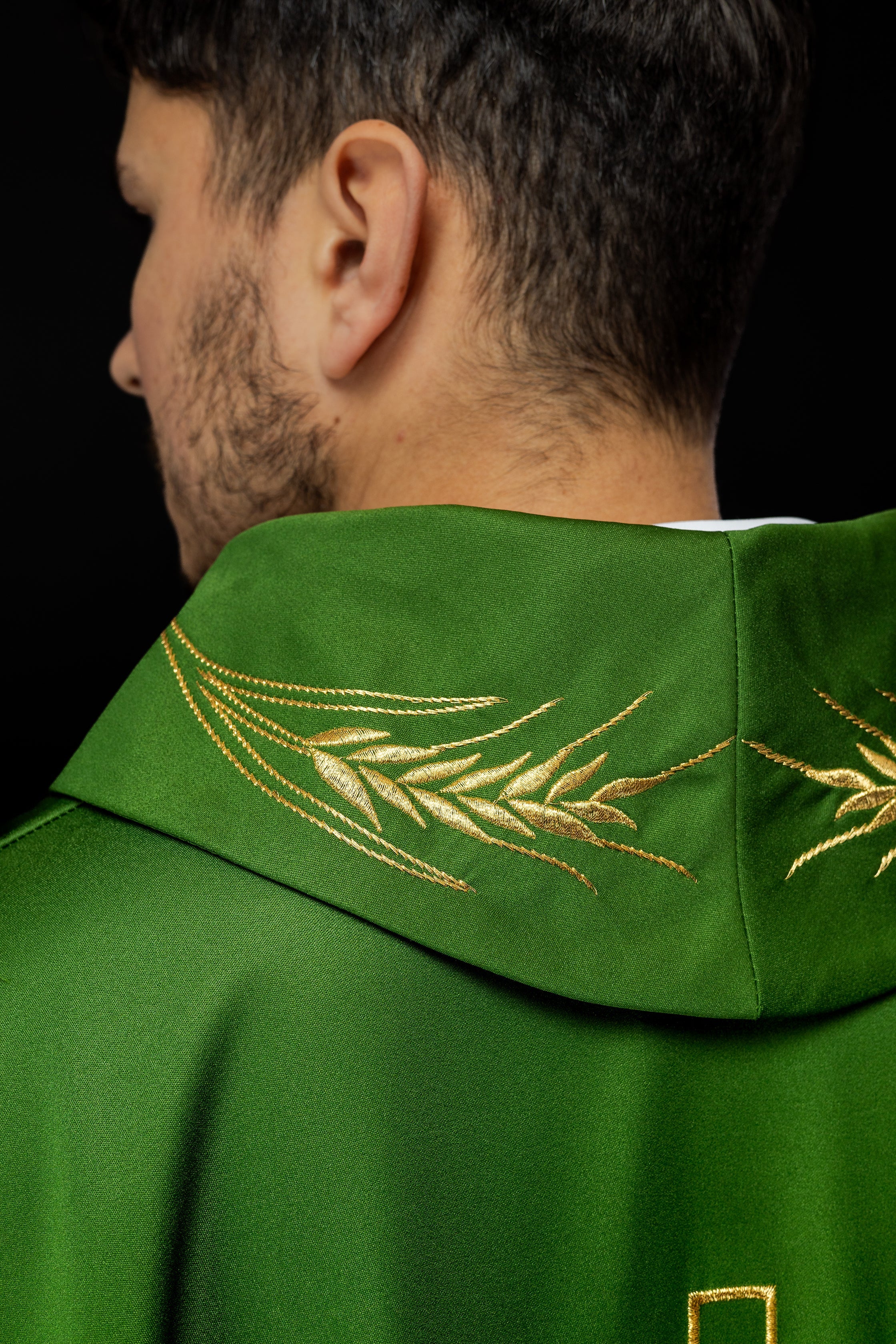 Chasuble avec croix brodée et motifs d'oreilles en vert