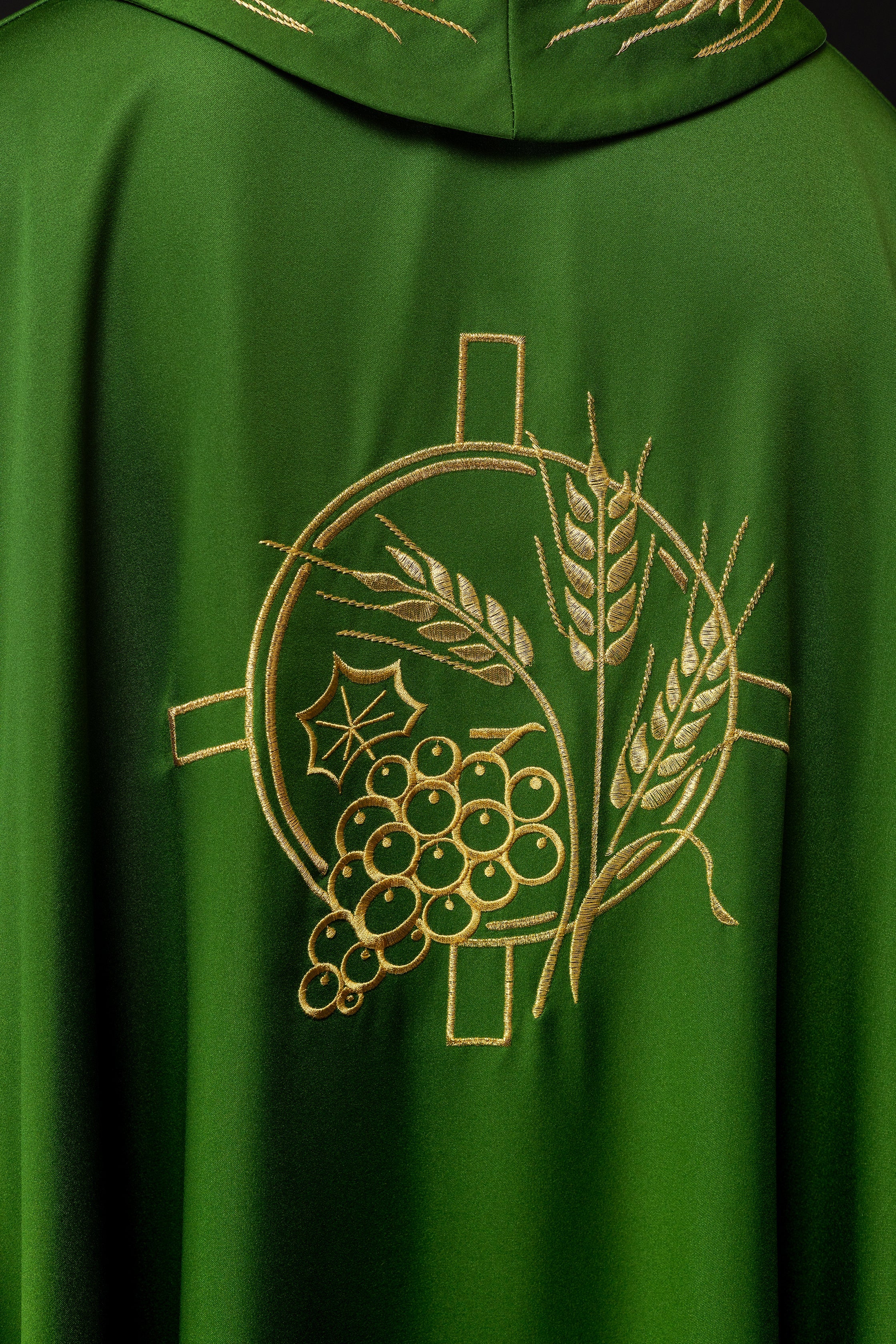 Chasuble avec croix brodée et motifs d'oreilles en vert