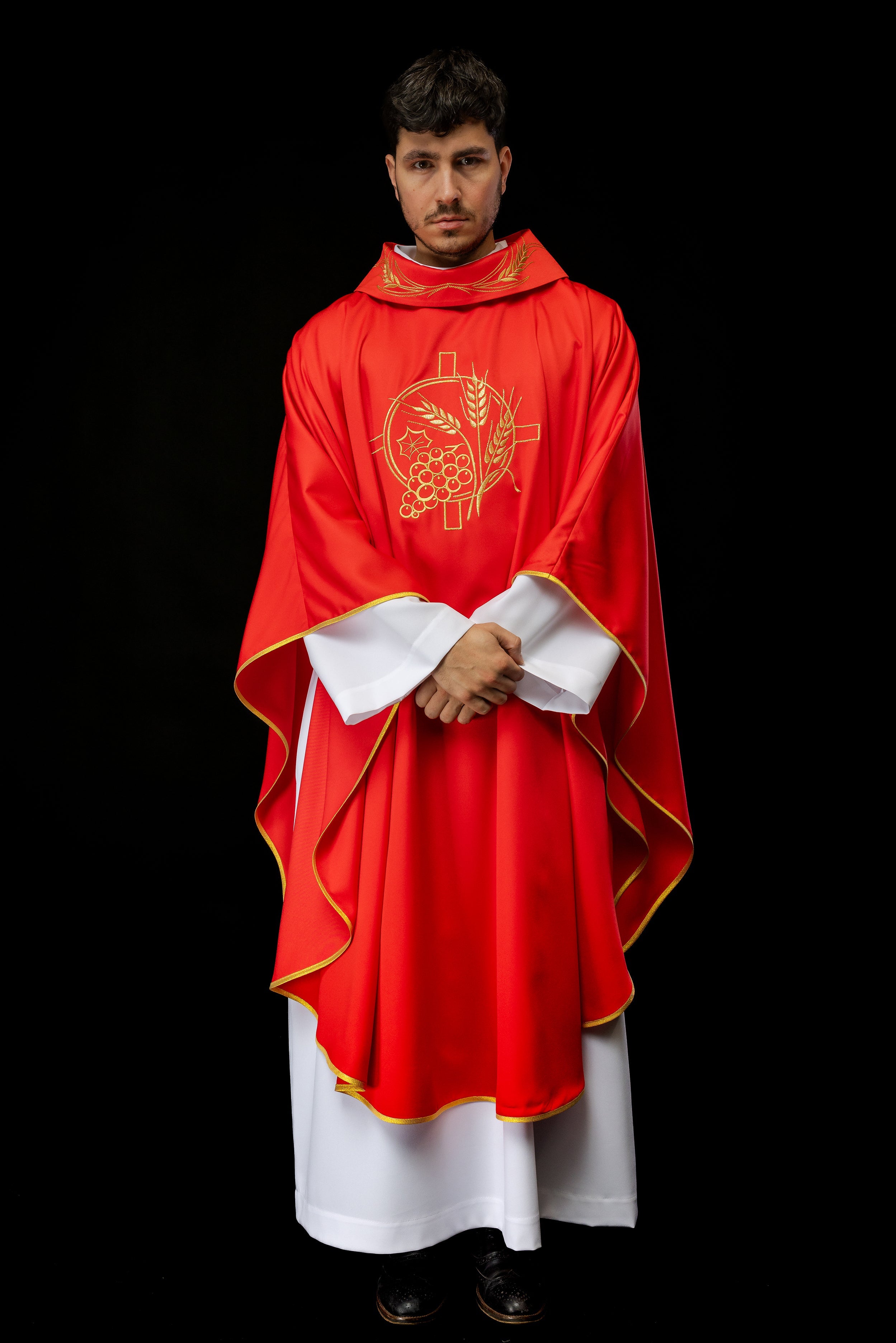 Chasuble avec croix brodée et motifs d'oreilles rouges