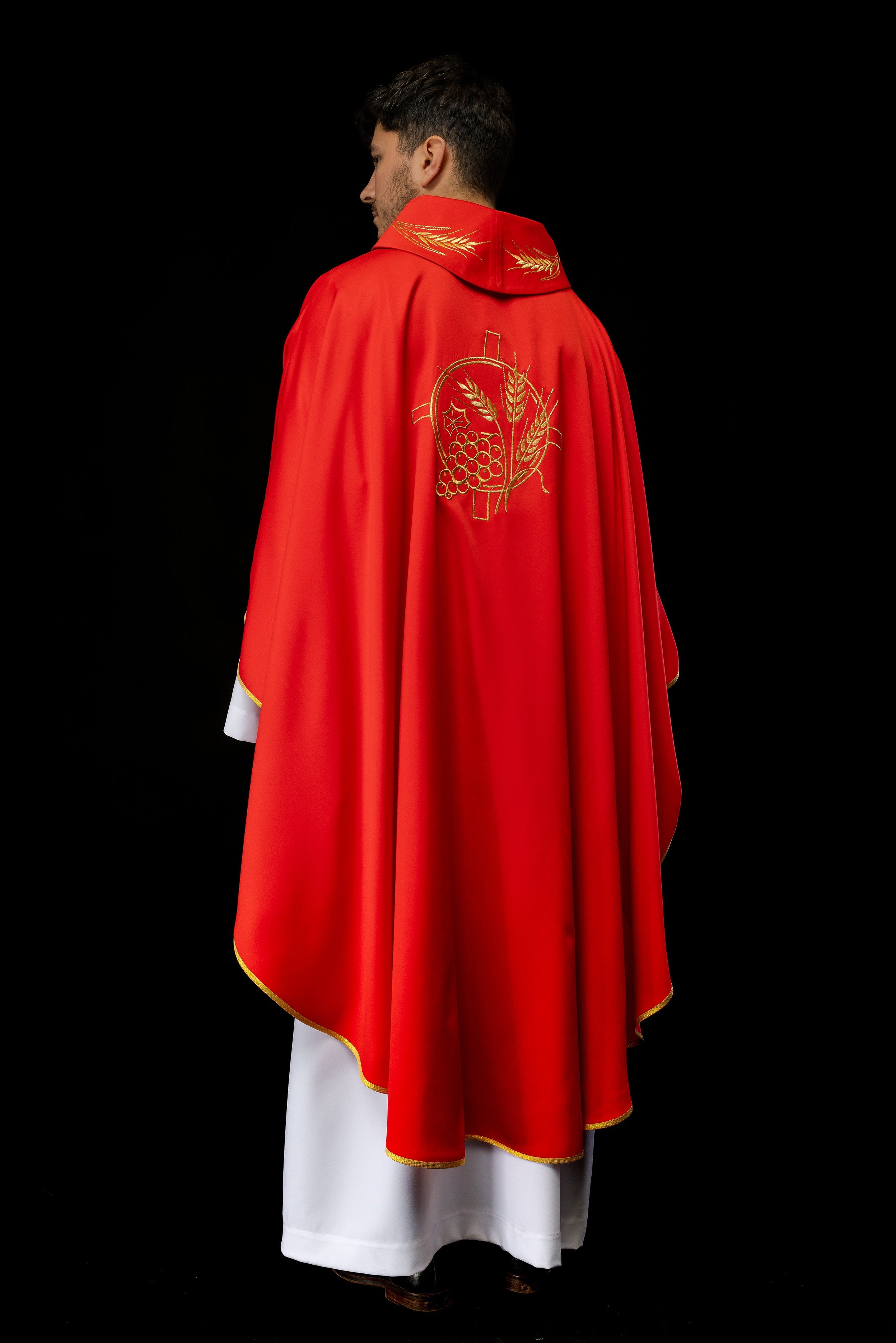 Chasuble avec croix brodée et motifs d'oreilles rouges