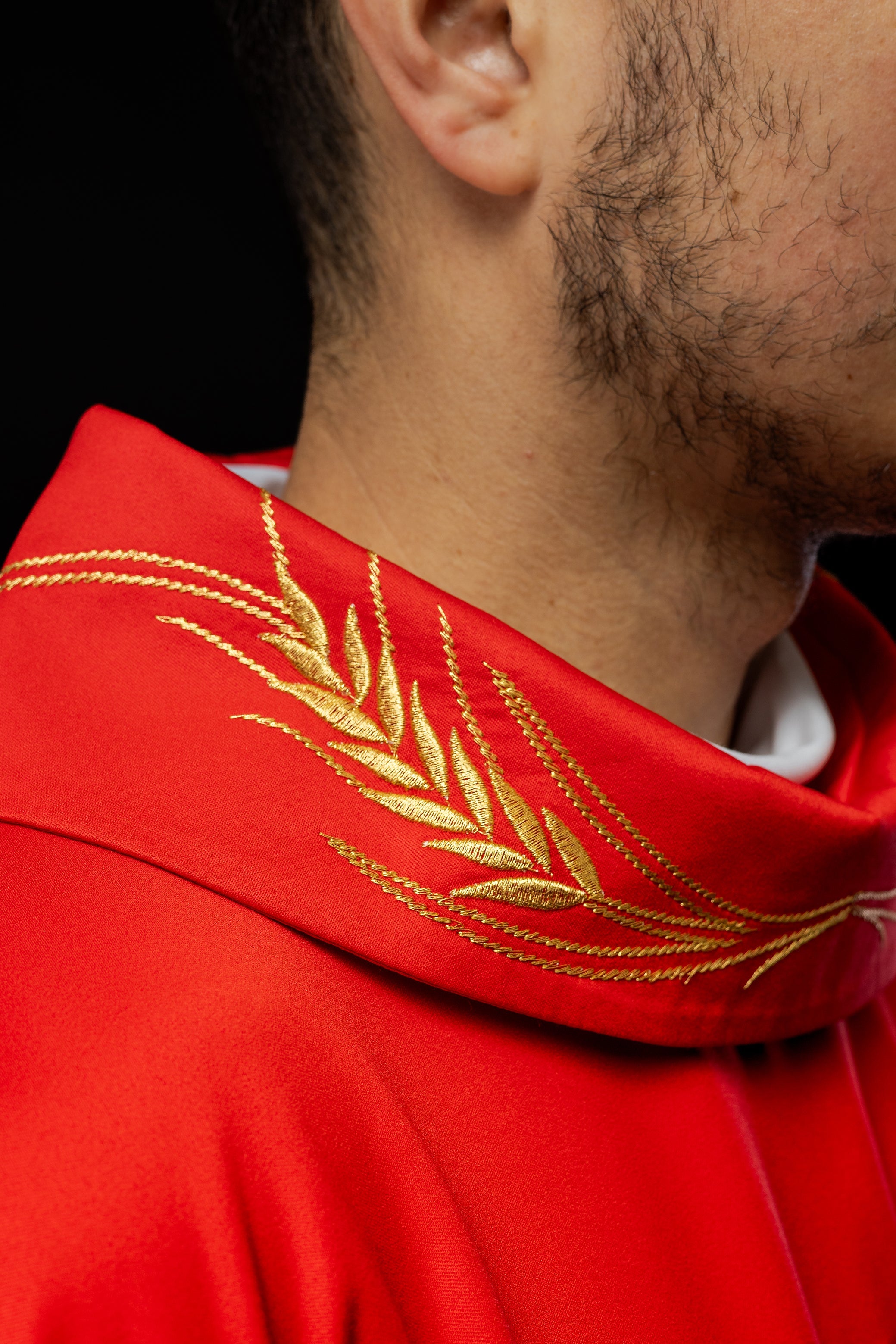 Chasuble avec croix brodée et motifs d'oreilles rouges