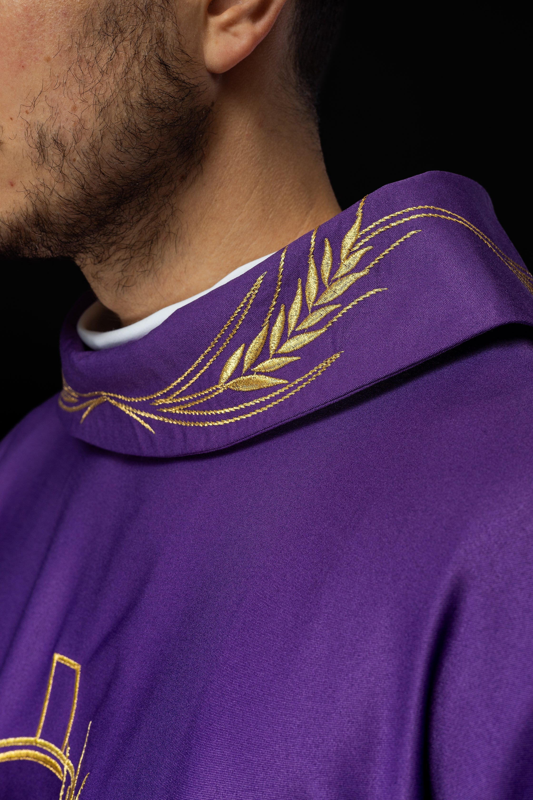 Chasuble avec croix brodée et motifs d'oreilles en violet